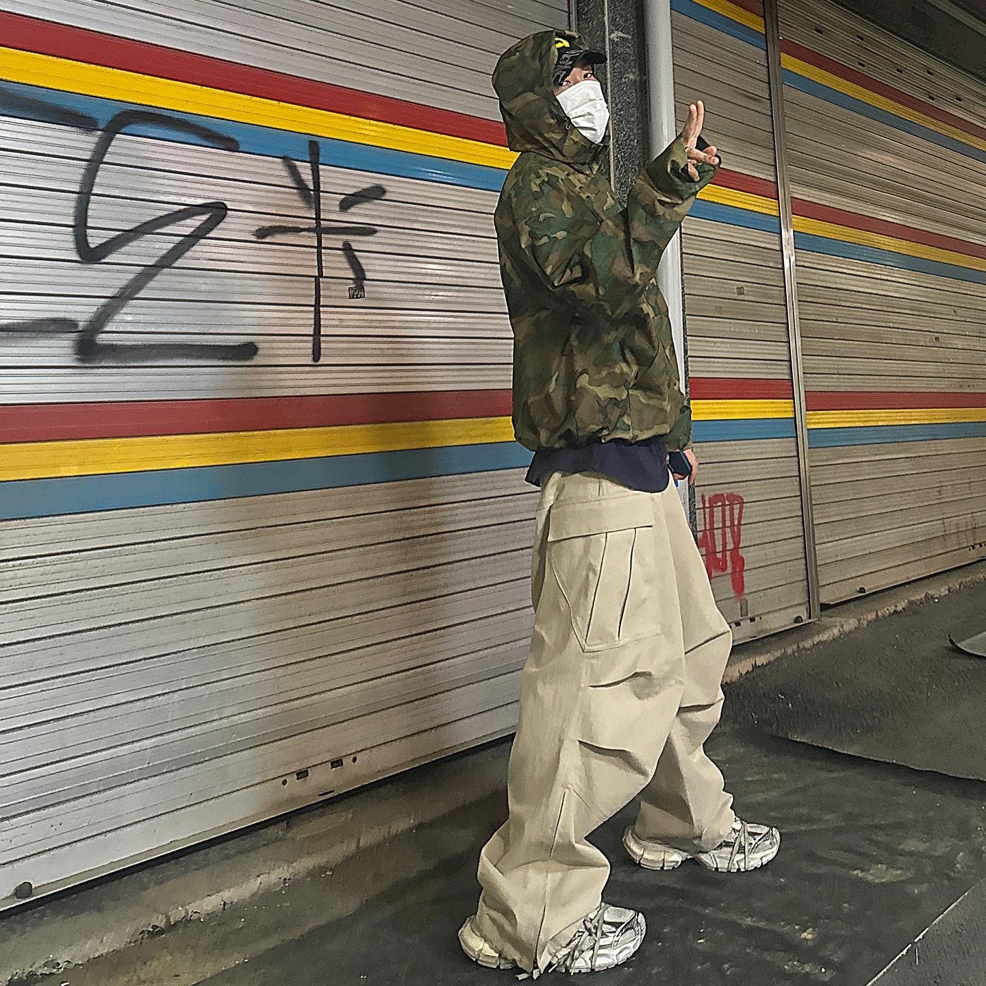 Nonnod Side Zip Cargo Pants Beige, Balenciaga 3XL Sneakers Beige 착용 스타일 - 2