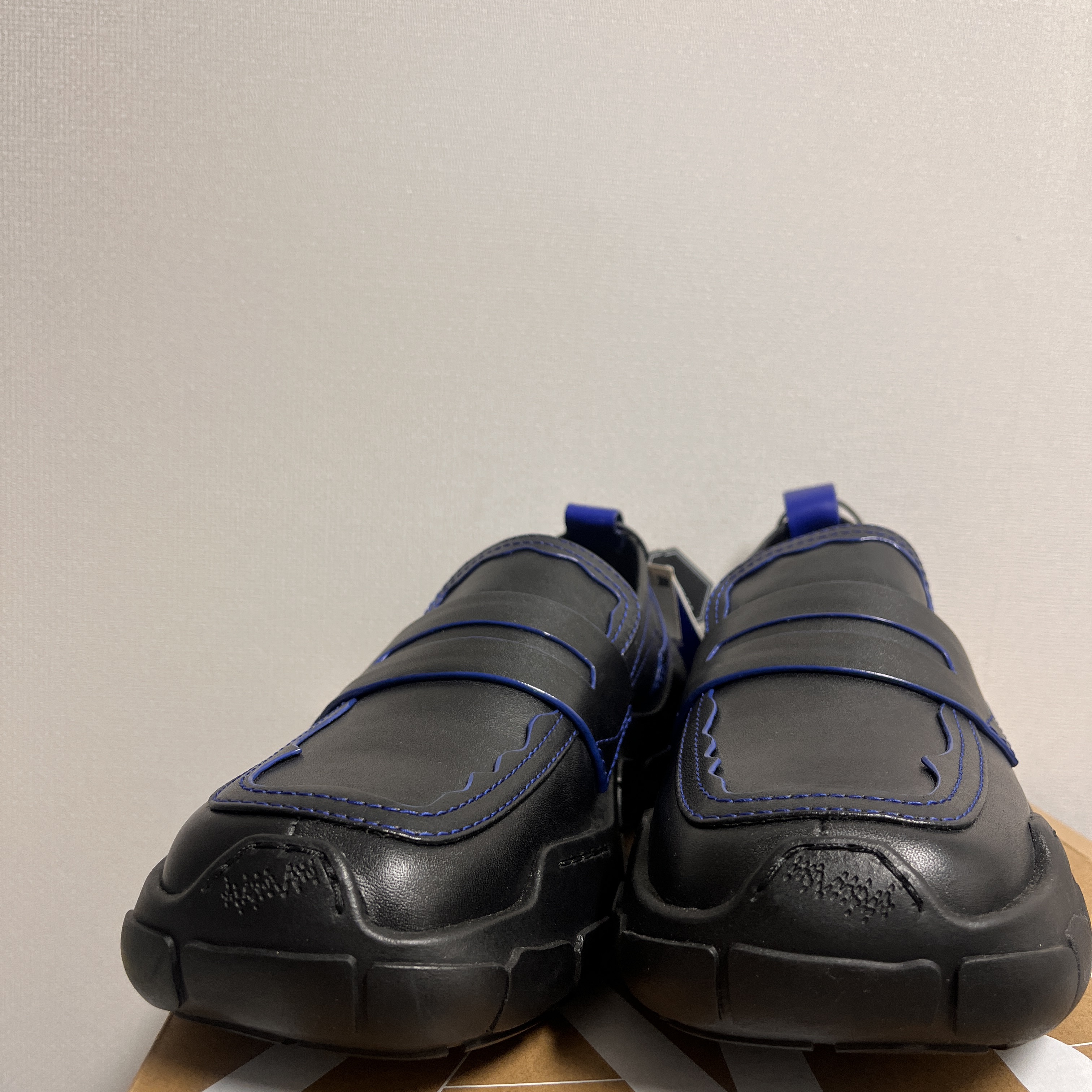 Zara x Ader Error Leather Track Sole Loafers Black 착용 스타일 - 4