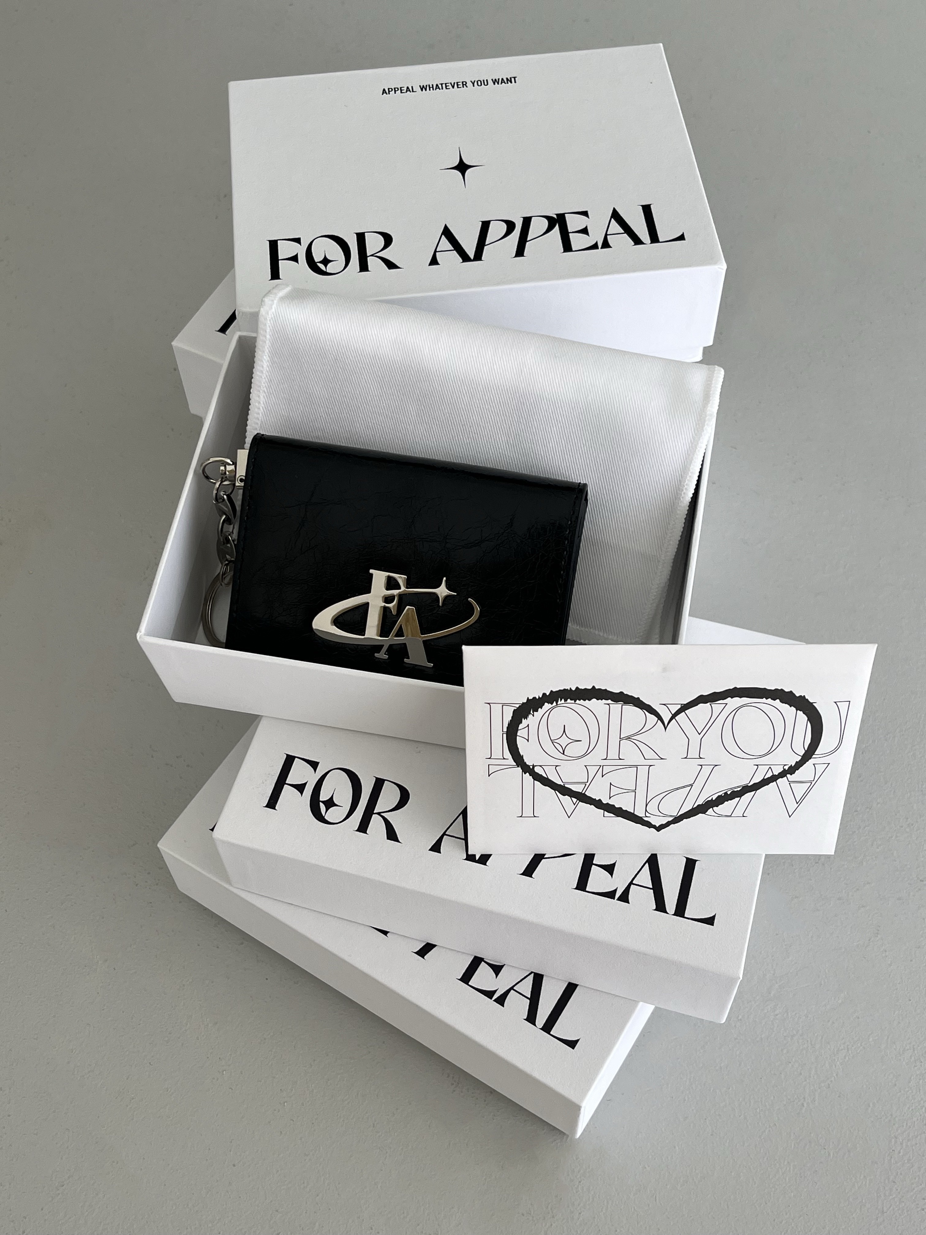 For Appeal Metal Logo Flap Card Wallet Black, For Appeal Metal Logo Flap Card Wallet White 착용 스타일