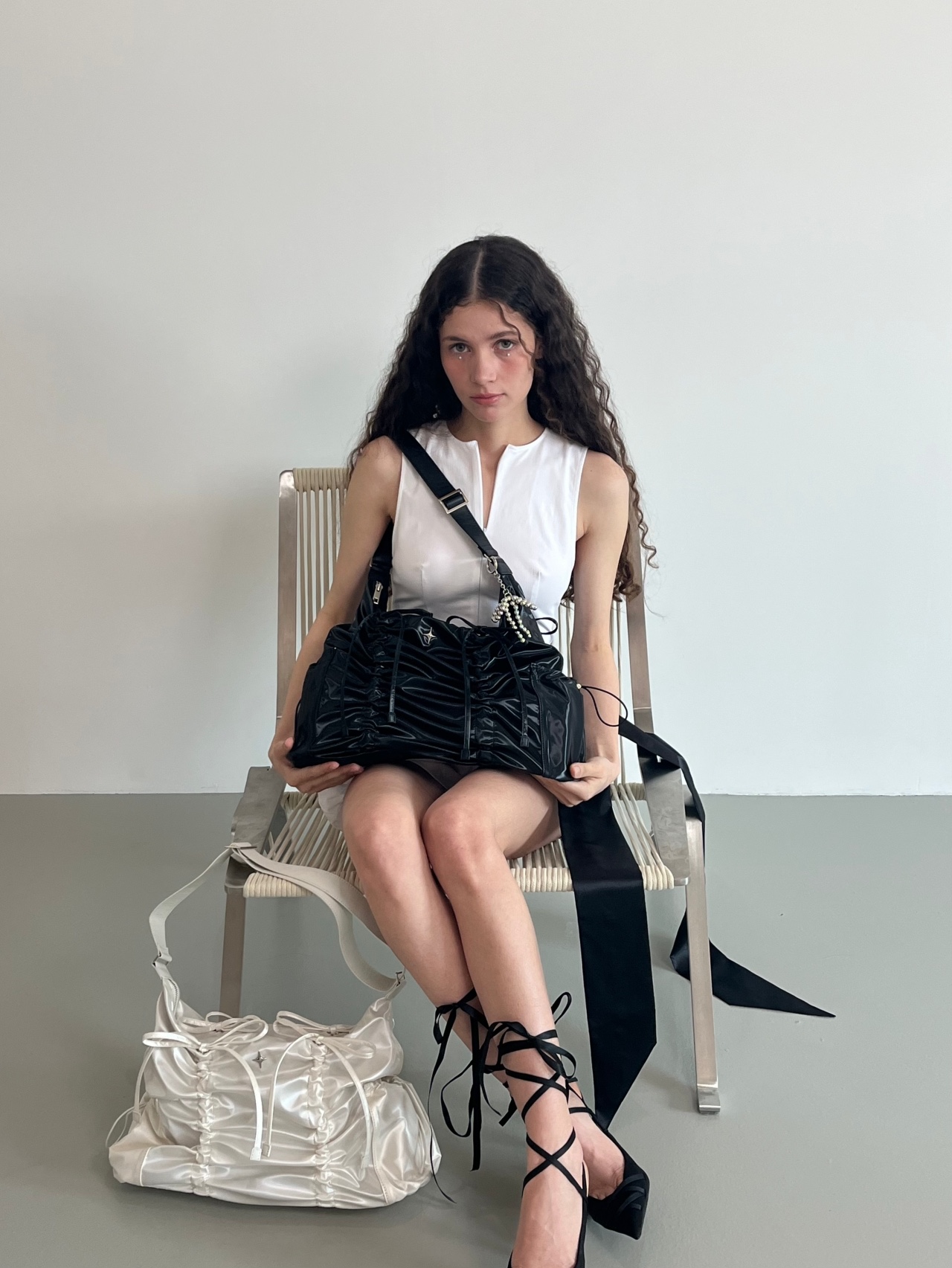 For Appeal String Ribbon Large Hobo Bag Glossy Black, For Appeal String Ribbon Large Hobo Bag Silver 착용 스타일