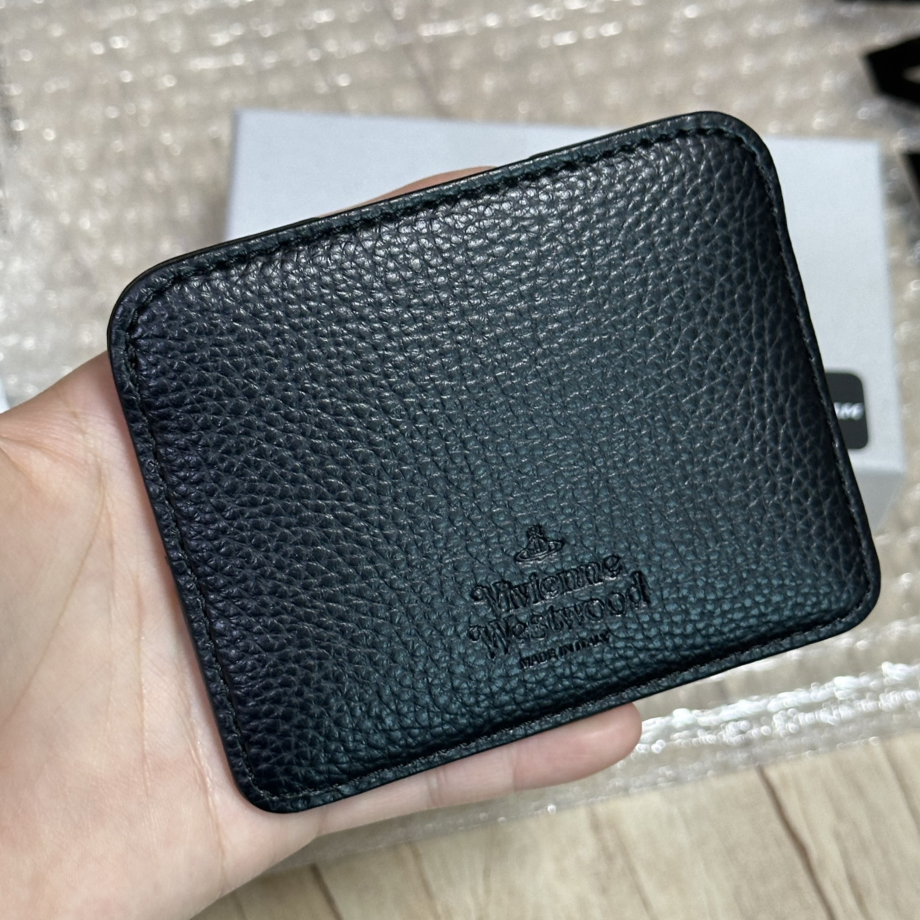 Vivienne Westwood Re-Vegan Grain Half Moon Card Holder Black 착용 스타일 - 3