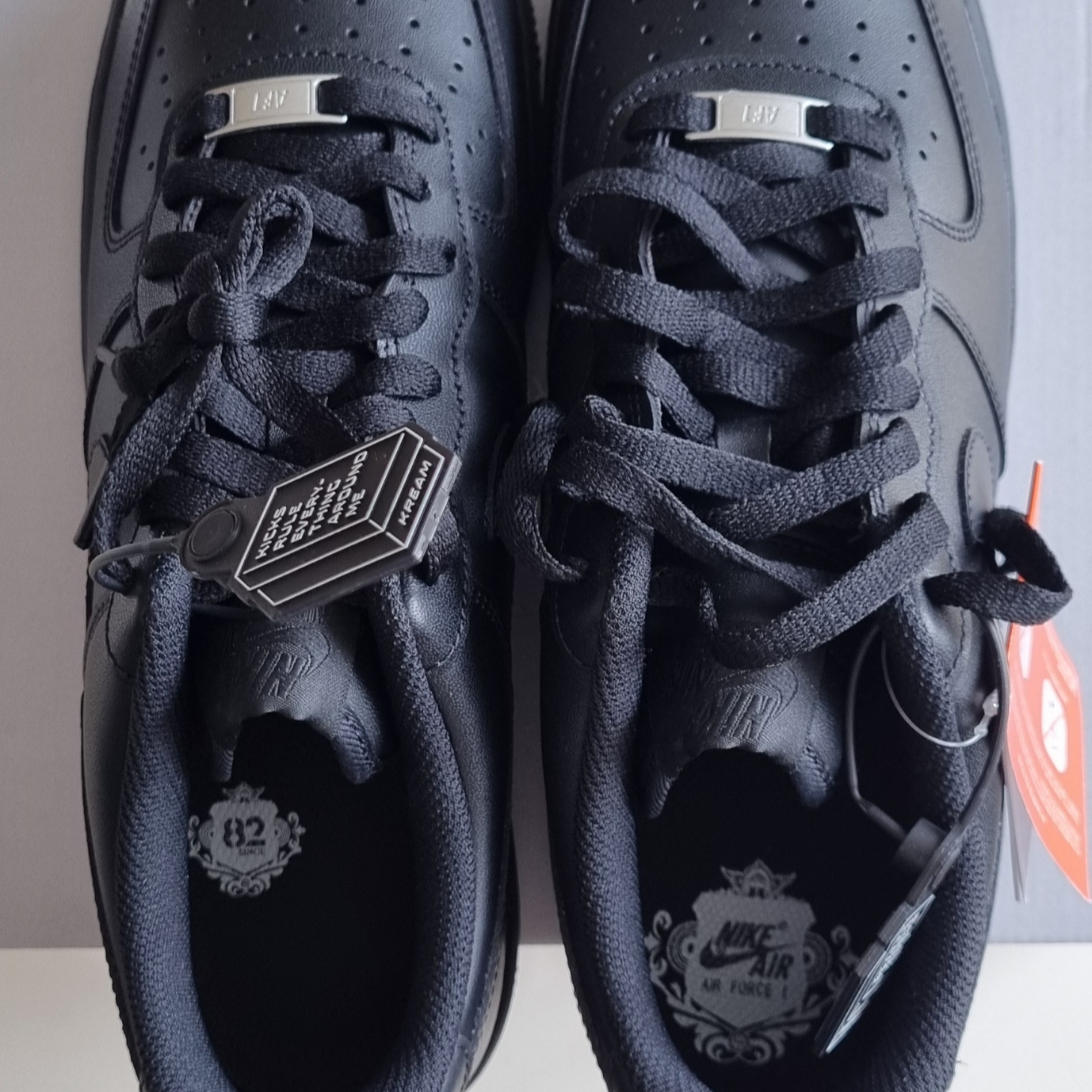 Nike Air Force 1 '07 Low Triple Black 착용 스타일 - 3