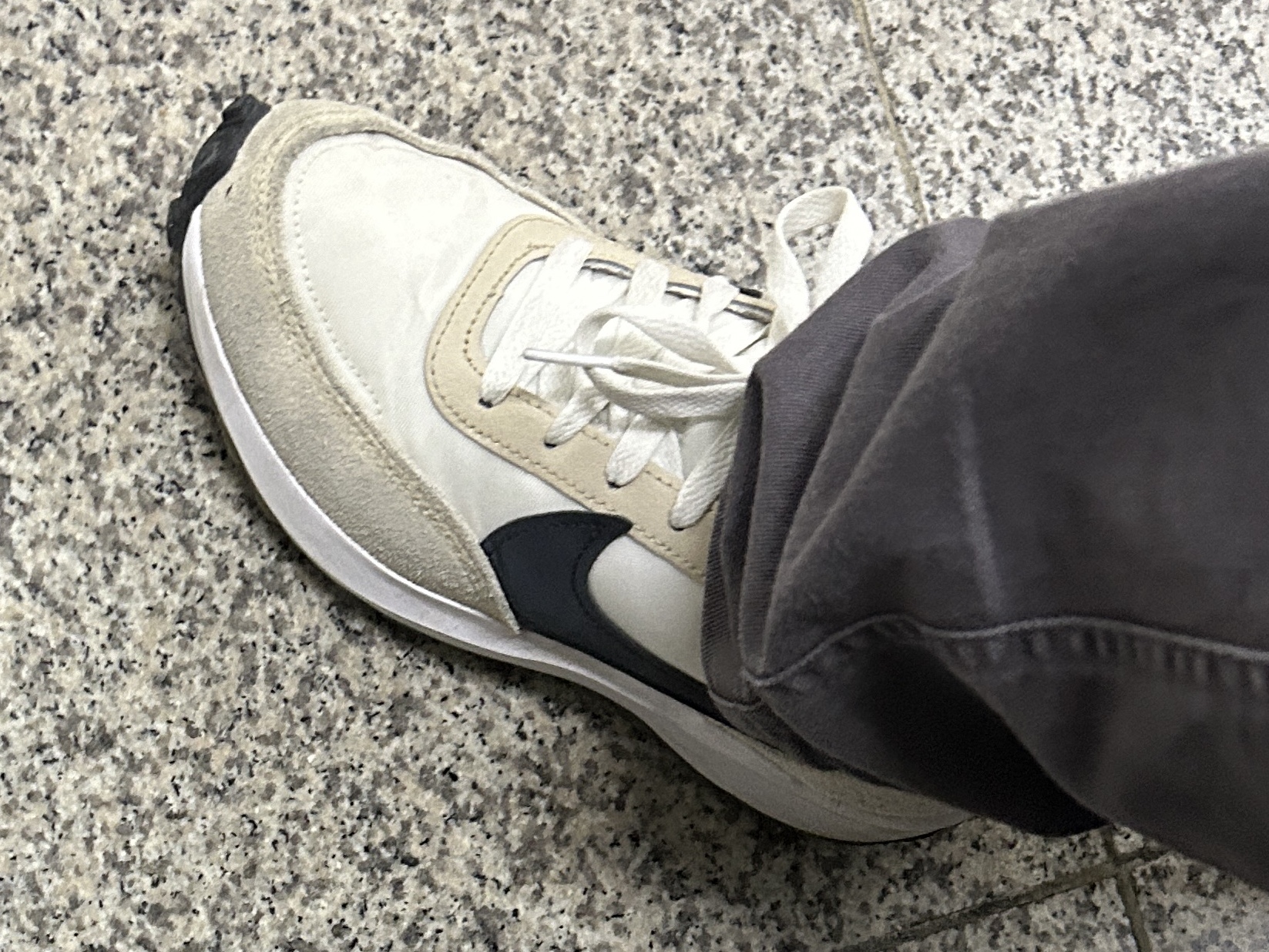 Nike Waffle Debut White Phantom 착용 스타일