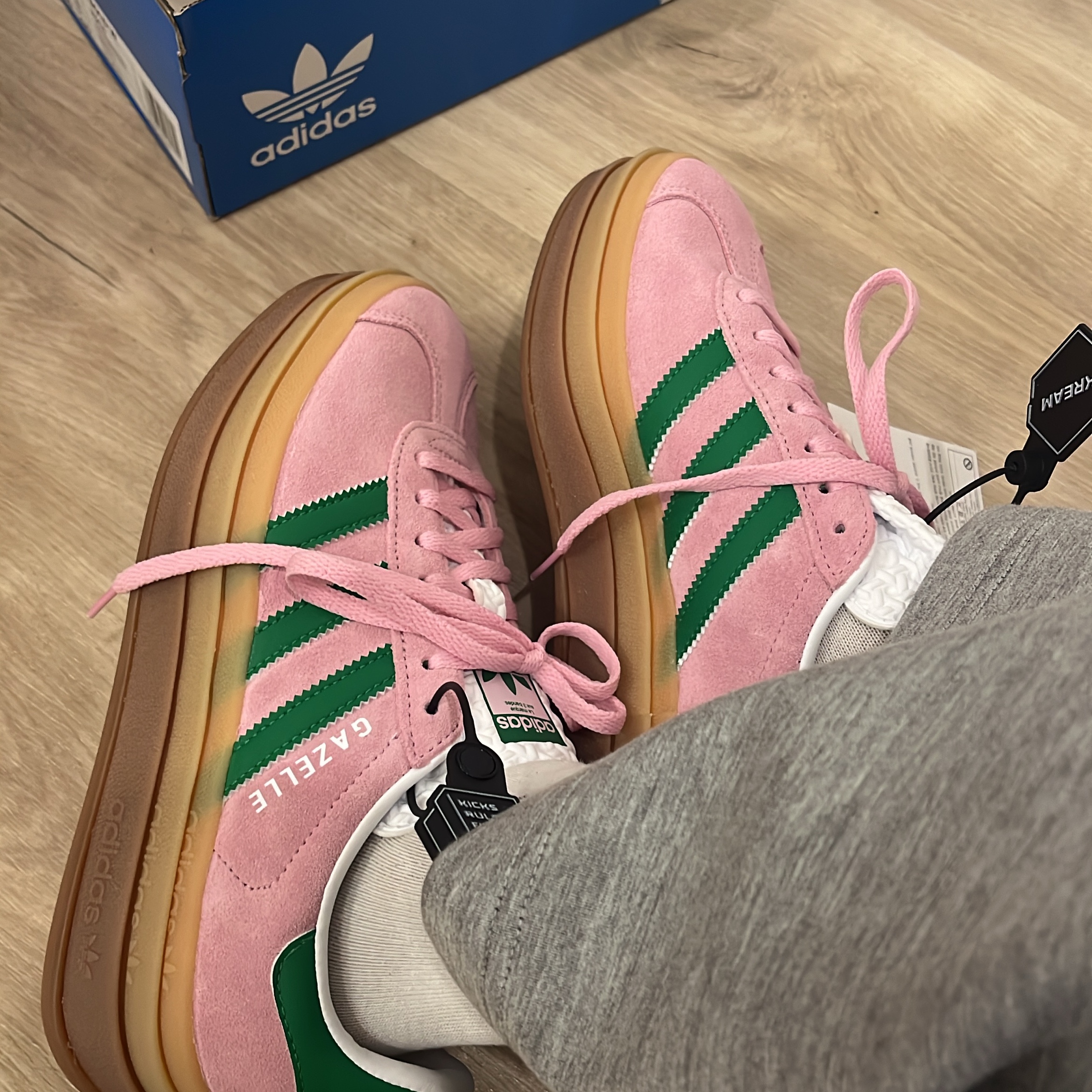 (W) Adidas Gazelle Bold True Pink Green 착용 스타일