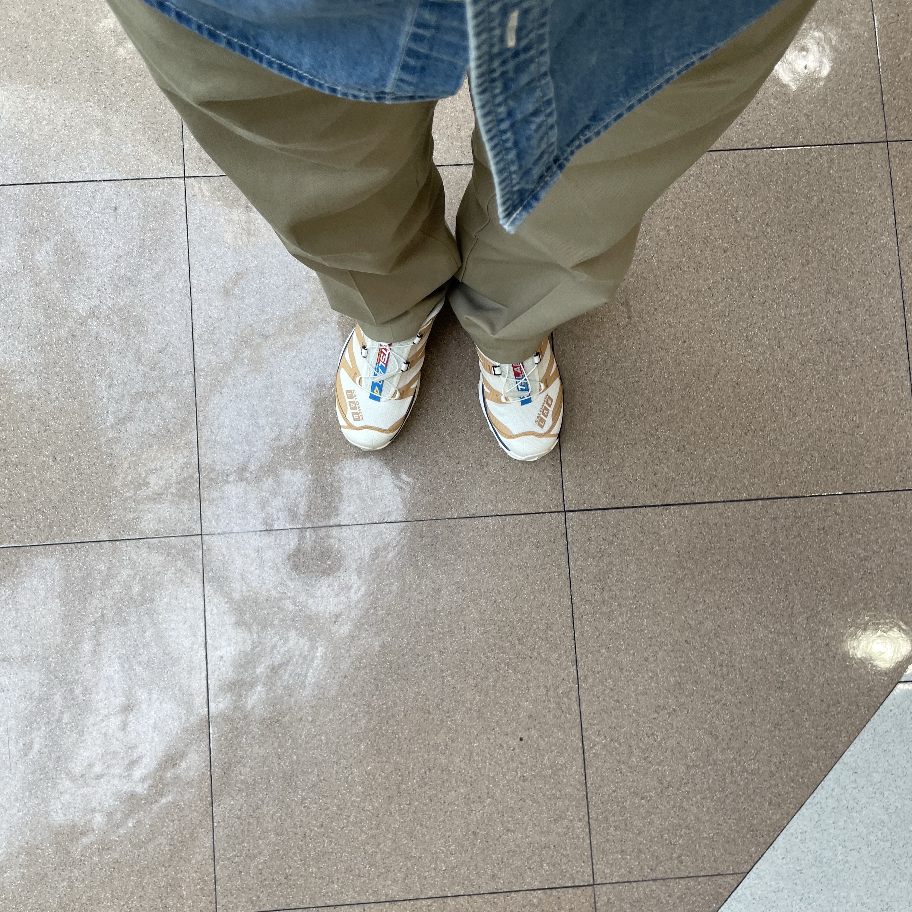Salomon XT-4 OG Taffy Vanilla Ice Blue Print 착용 스타일