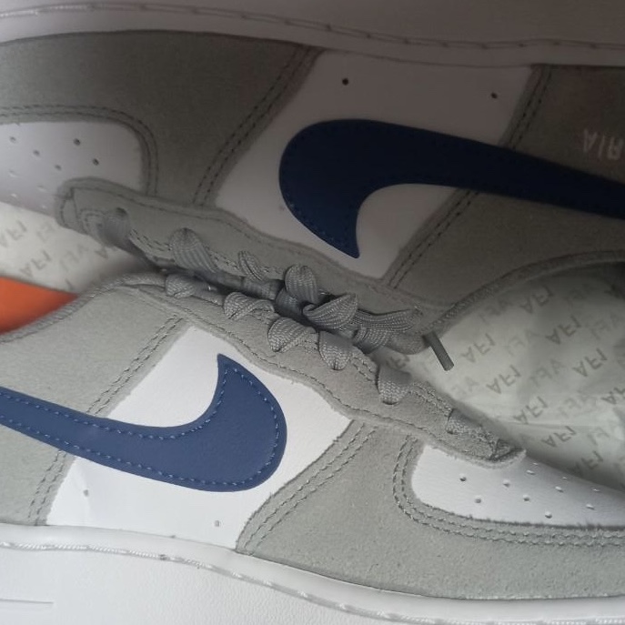 (GS) Nike Air Force 1 LV8 Athletic Club Light Smoke Grey Marina 착용 스타일
