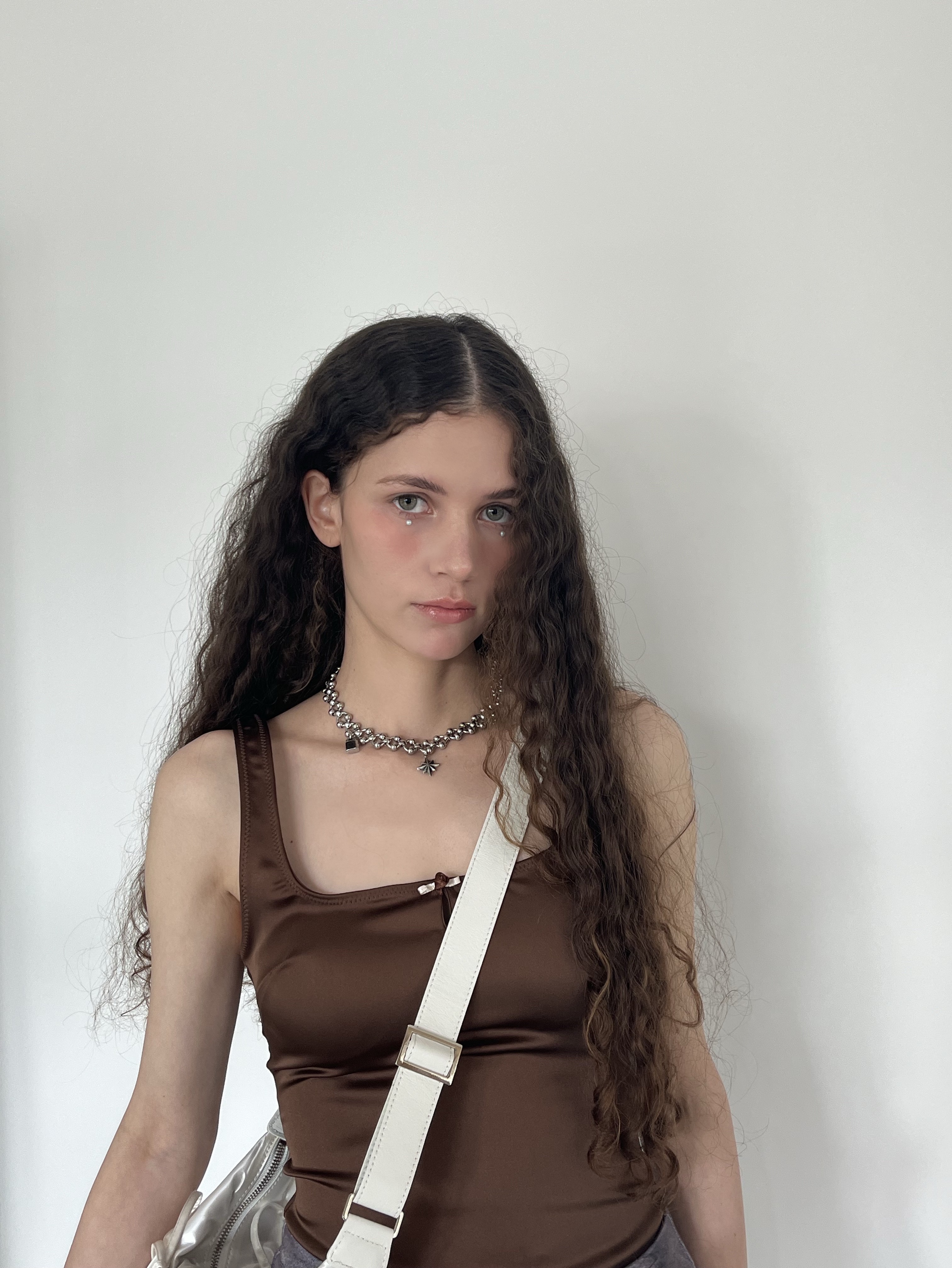 For Appeal String Ribbon Large Hobo Bag Silver, For Appeal String Ribbon Large Hobo Bag Glossy White 착용 스타일