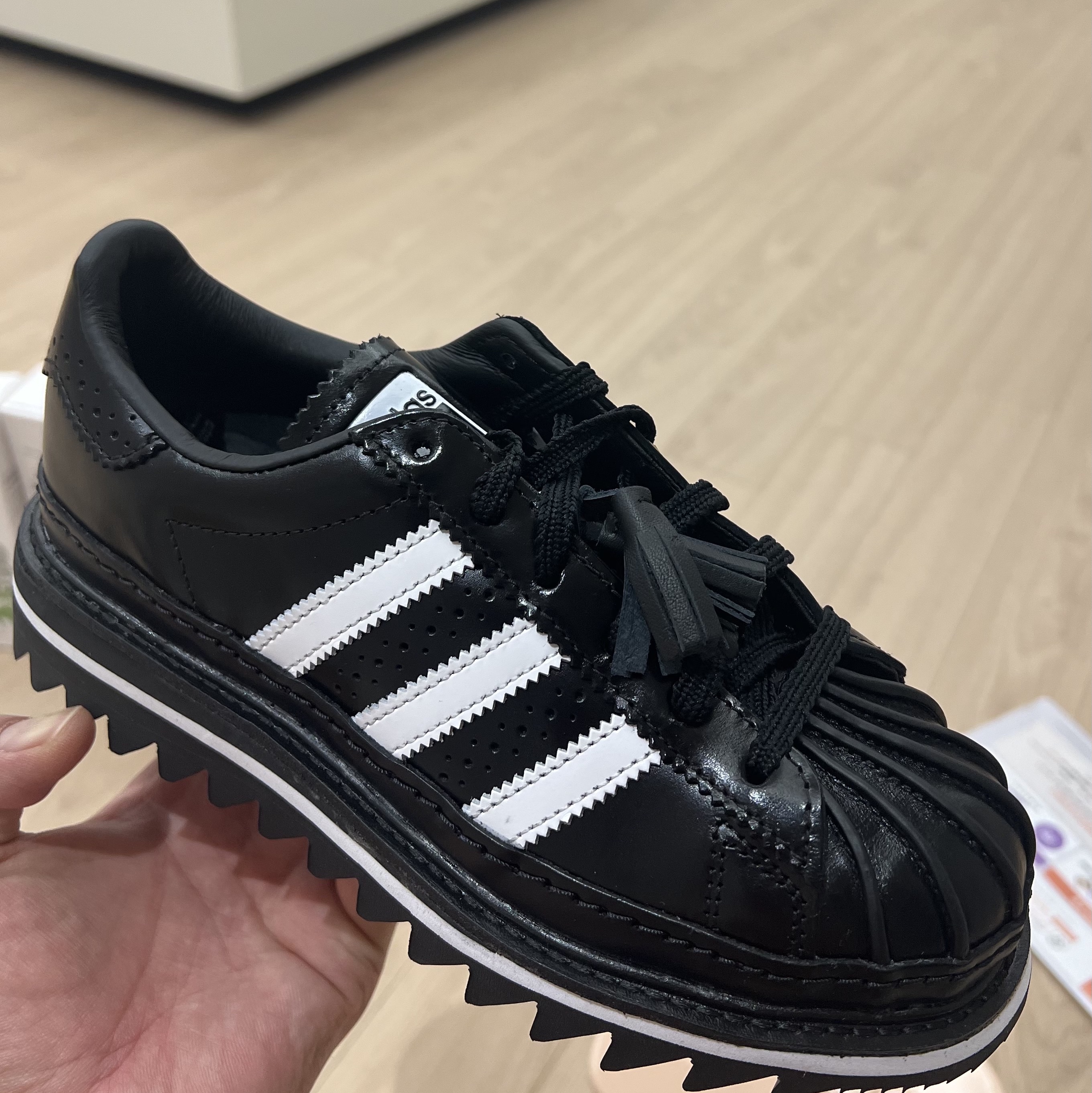 Adidas x Clot Superstar Core Black Cloud White 착용 스타일 - 1