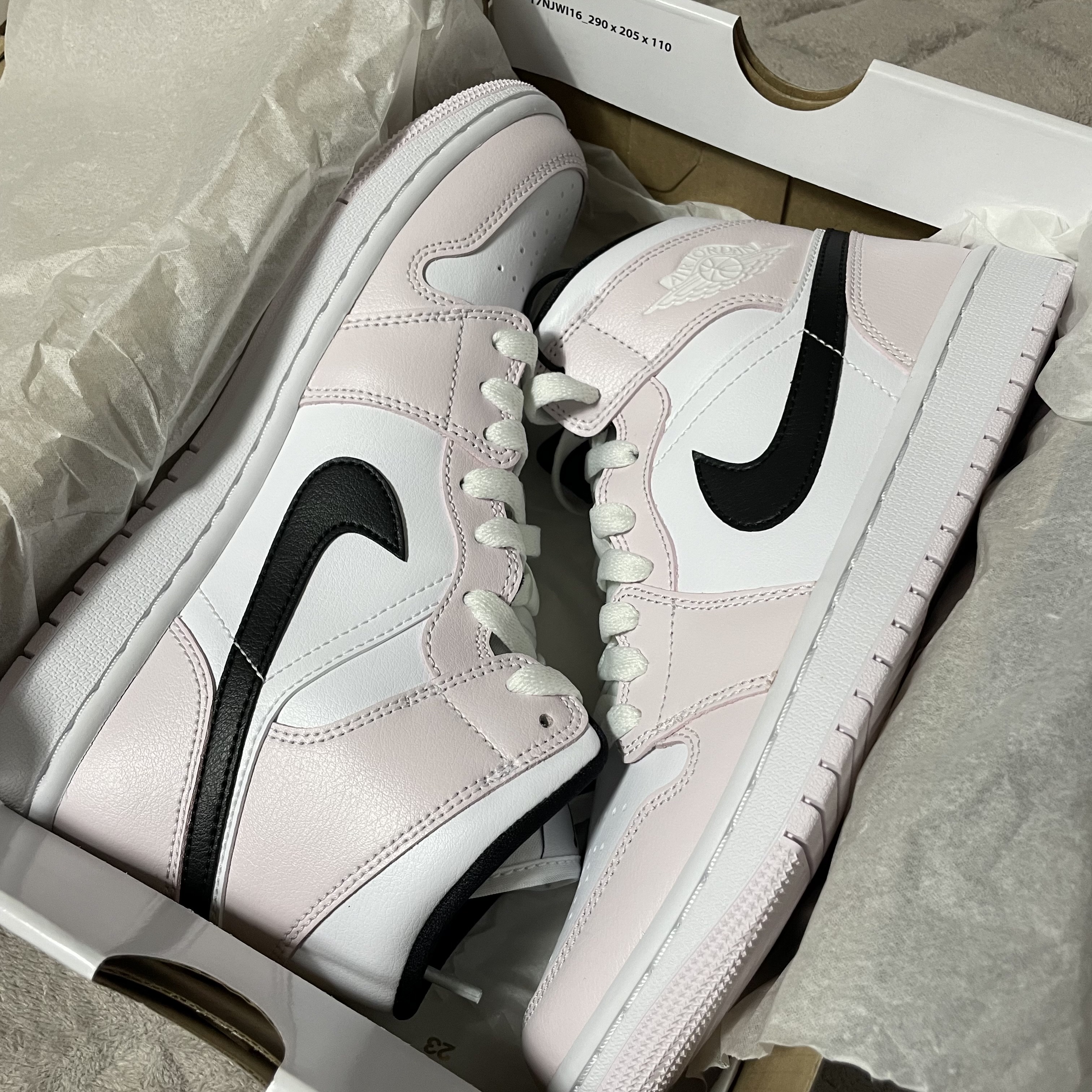 (W) Jordan 1 Mid Barely Rose, (GS) Jordan 1 Mid Light Arctic Pink 착용 스타일 - 1