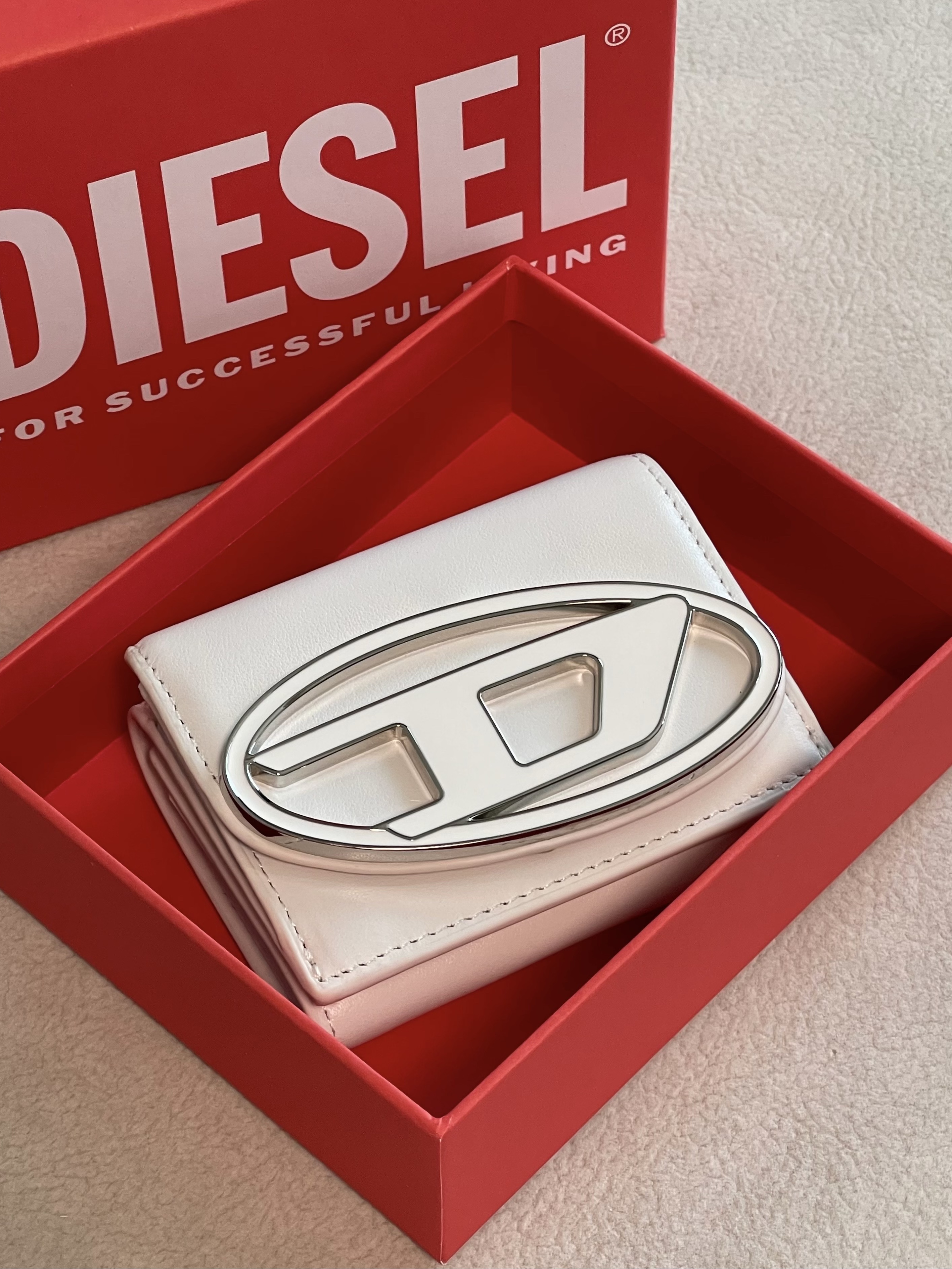 Diesel 1DR Tri-Fold Coin XS li Wallet White 착용 스타일 - 1