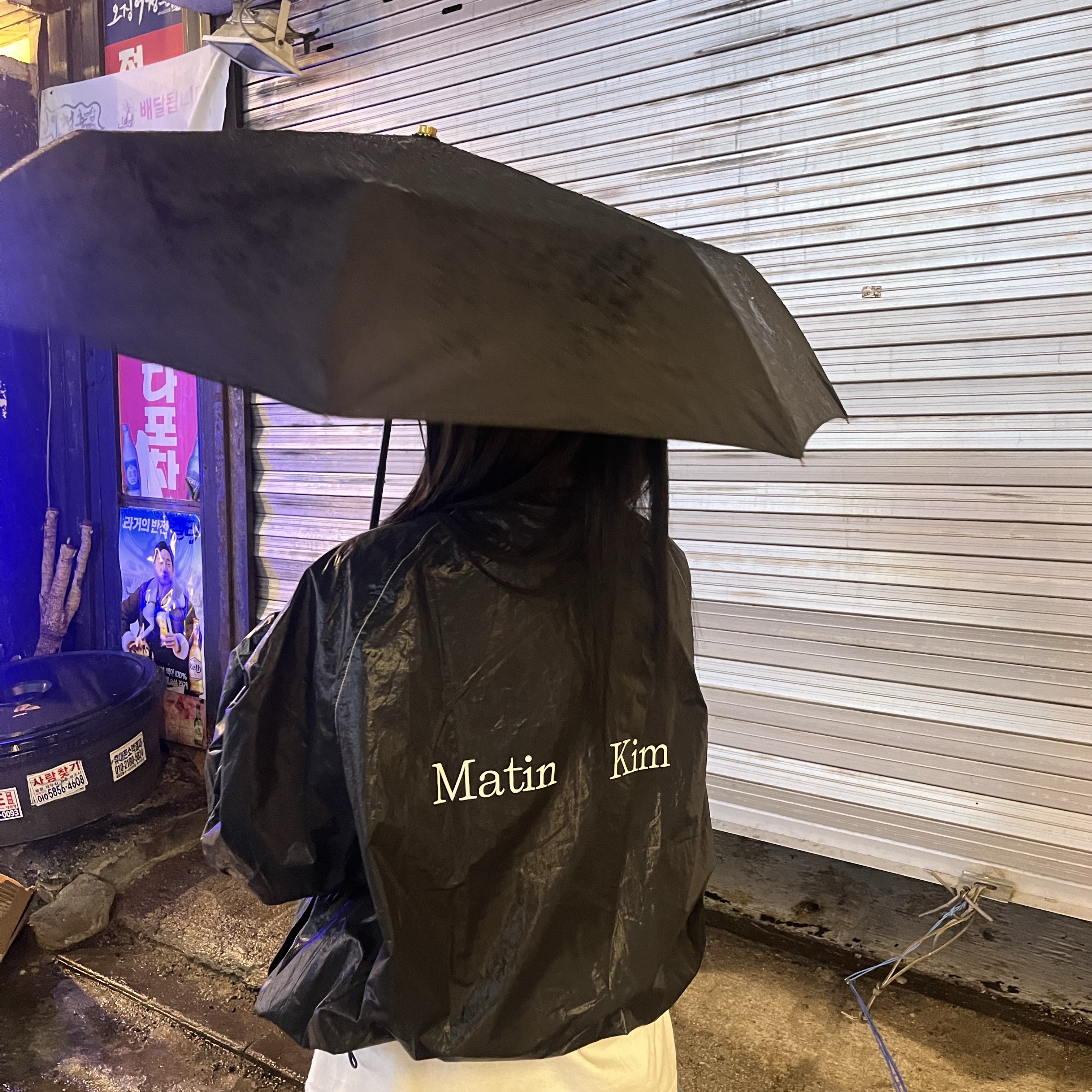 (W) Matin Kim Logo Coating Jumper Black 착용 스타일