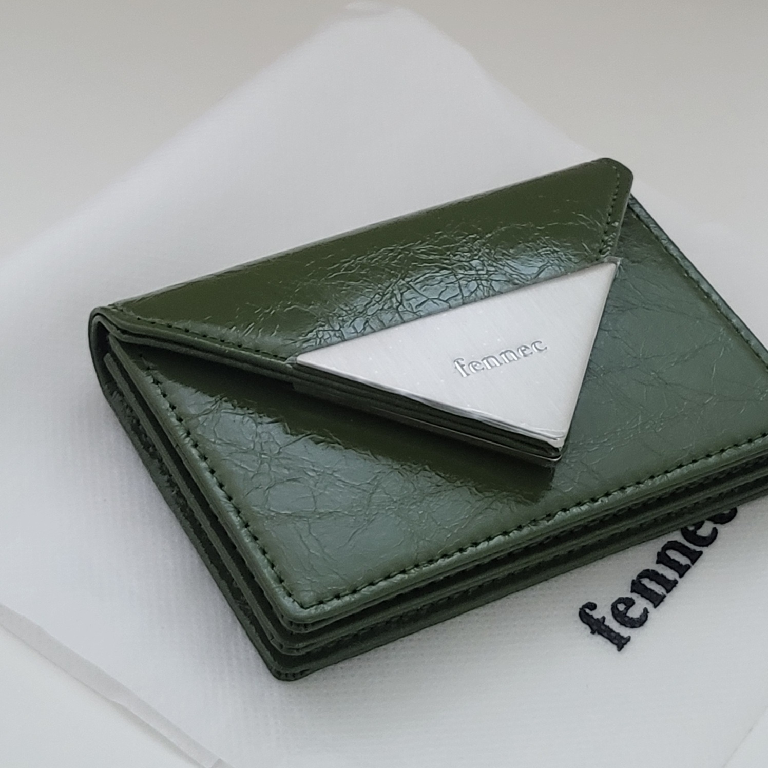 Fennec Crinkle Triangle Accordion Pocket Olive 착용 스타일