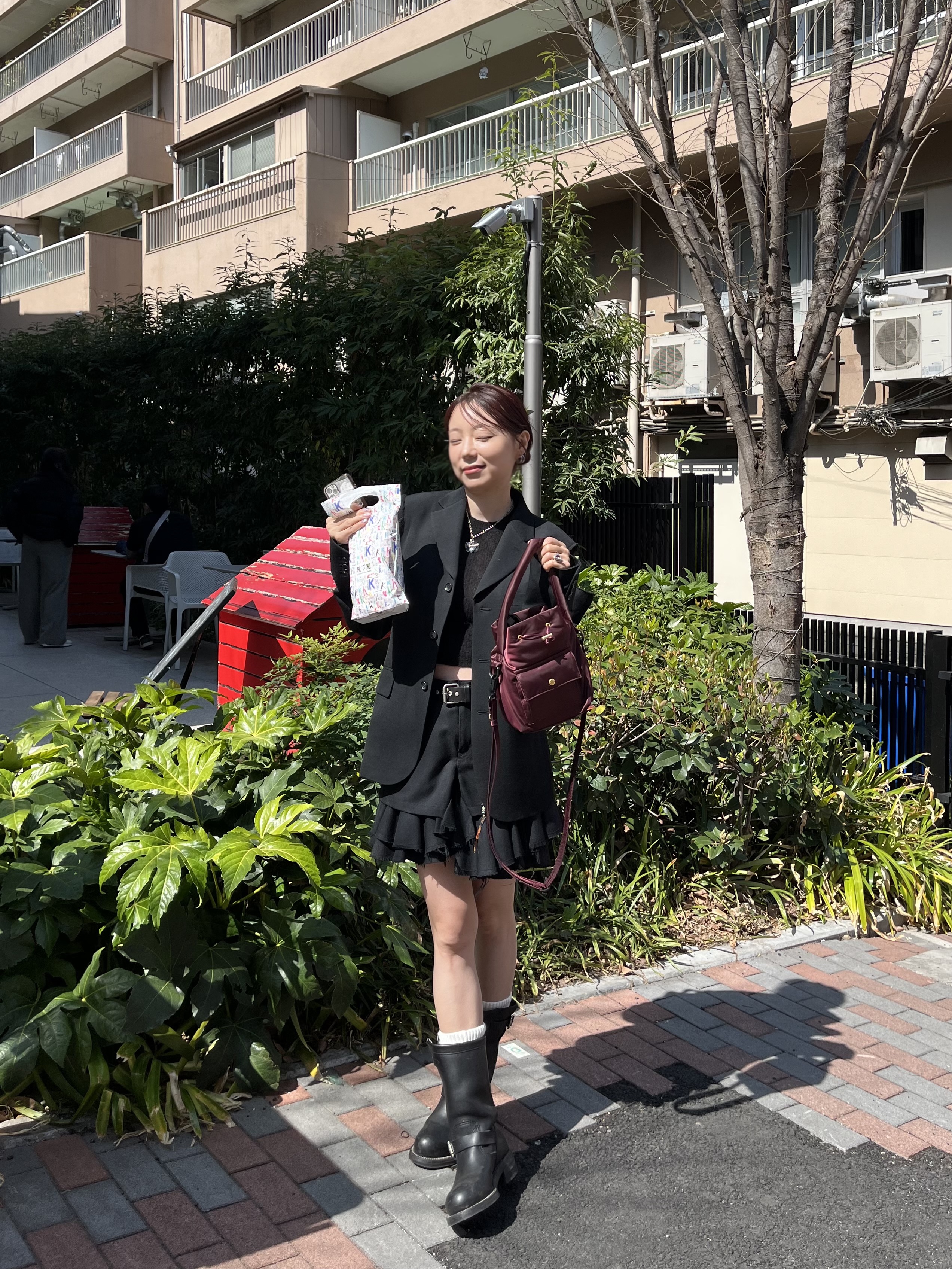 Athe Vanessabruno Jour Cross Bag M Burgundy, Athe Vanessabruno Jour Cross Bag M Black 착용 스타일