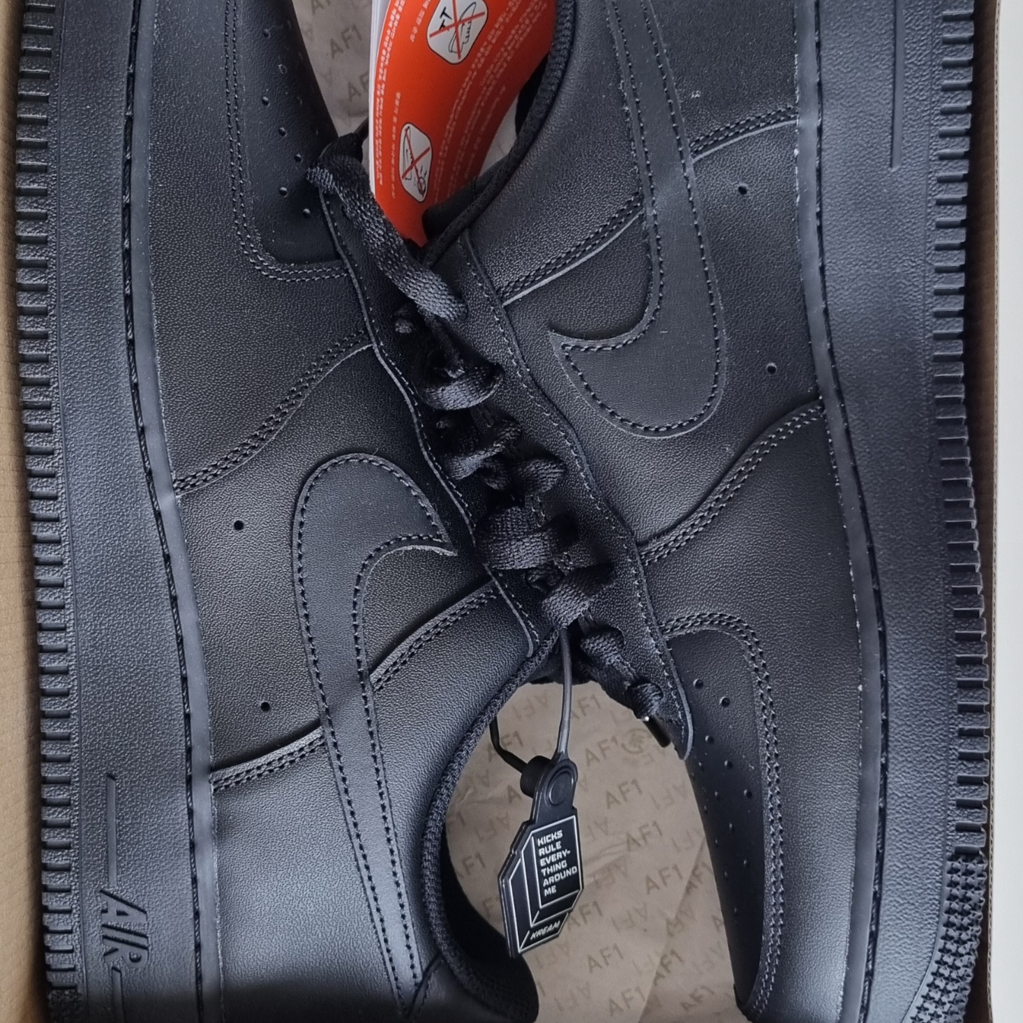 Nike Air Force 1 '07 Low Triple Black 착용 스타일 - 2