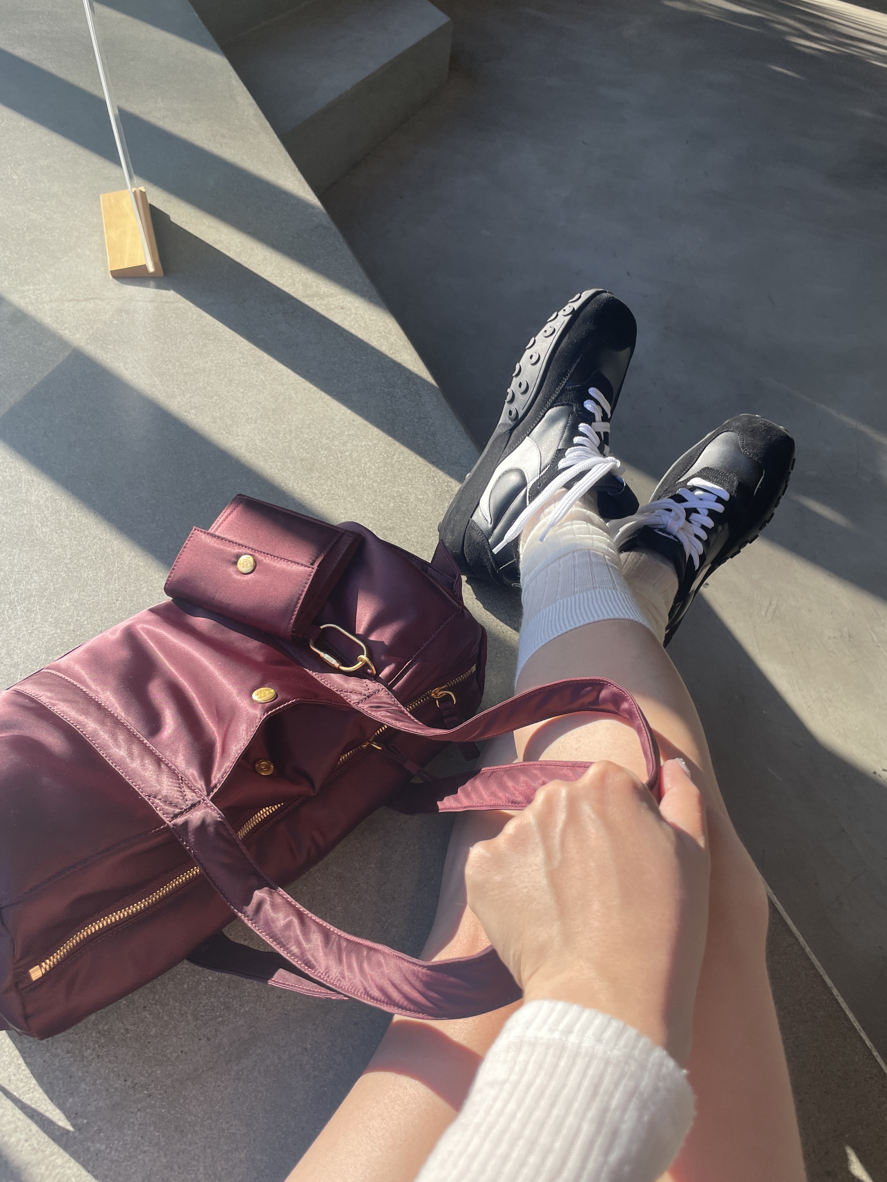 Athe Vanessabruno Jour Shoulder Bag M Burgundy, Athe Vanessabruno Jour Shoulder Bag M Black 착용 스타일