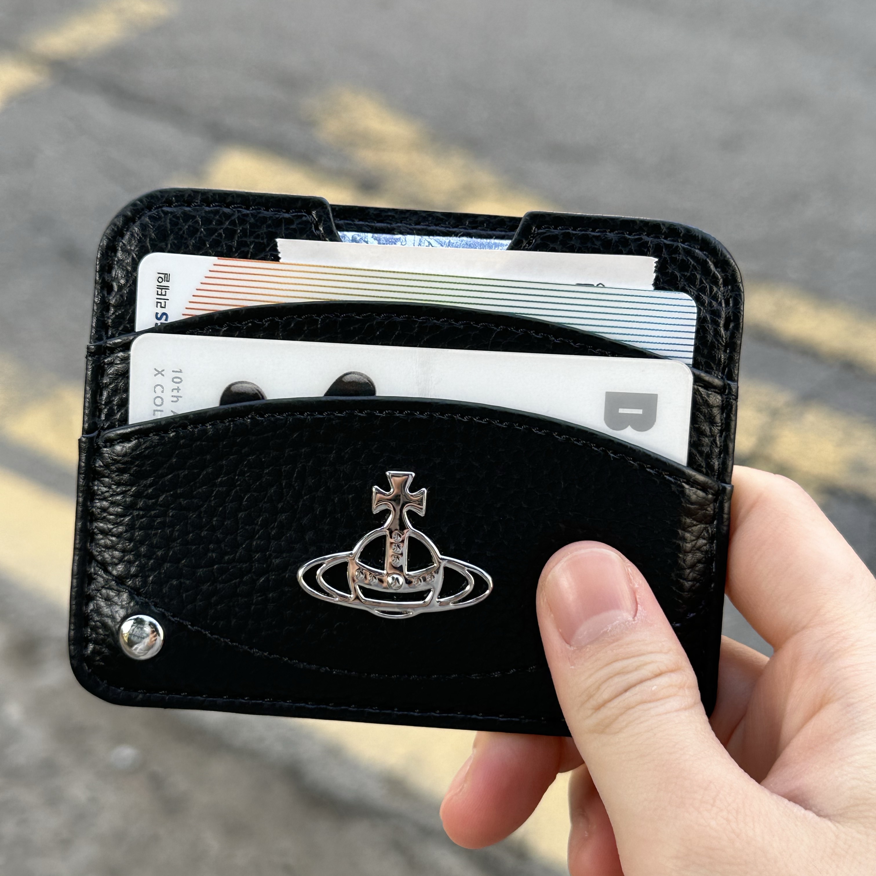 Vivienne Westwood Re-Vegan Grain Half Moon Card Holder Black 착용 스타일 - 4