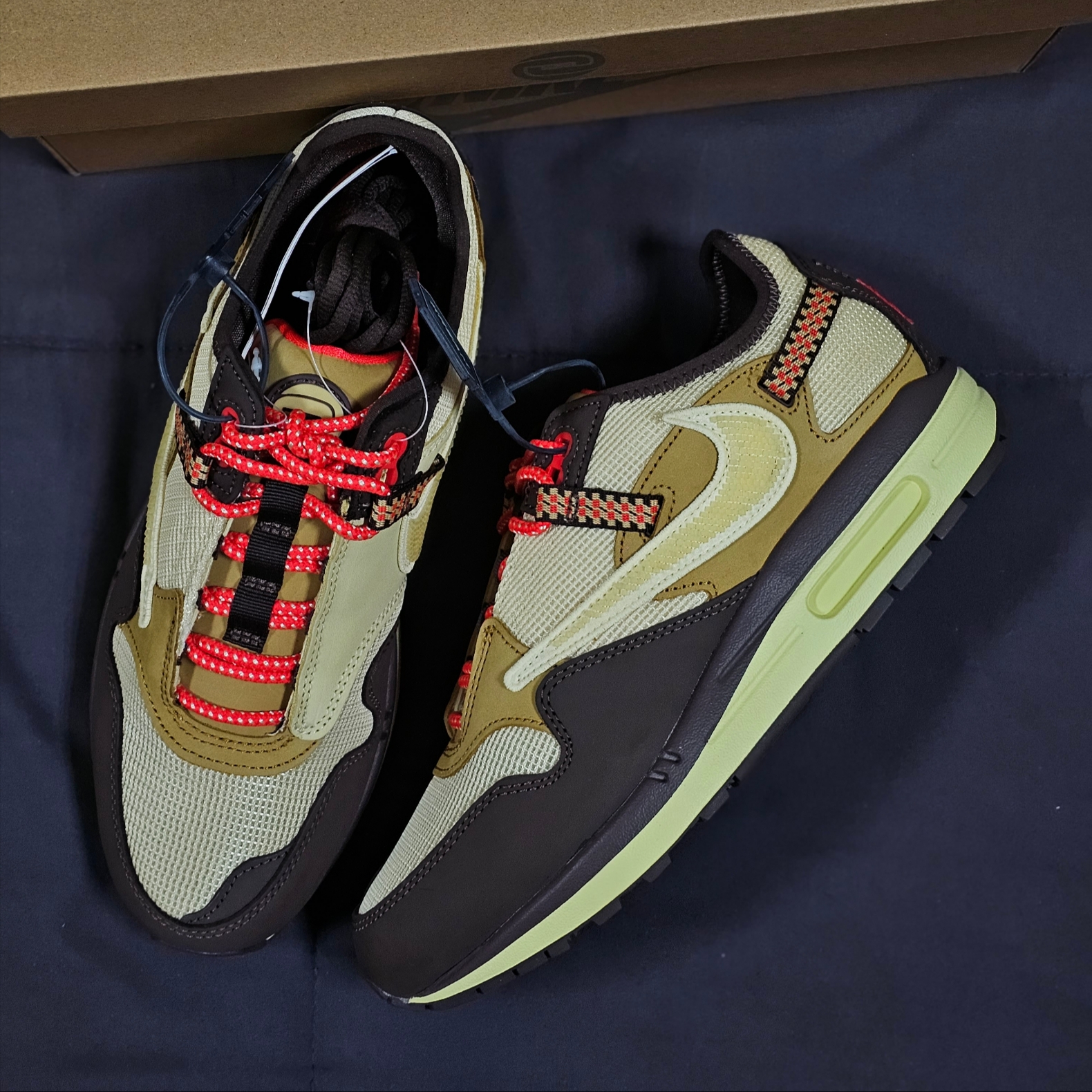 Nike x Travis Scott Air Max 1 Cact.us Brown 착용 스타일