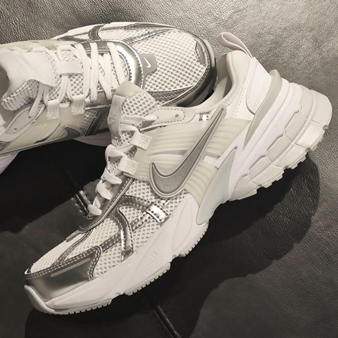 Nike V2K Run Metallic Silver White 착용 스타일 - 2
