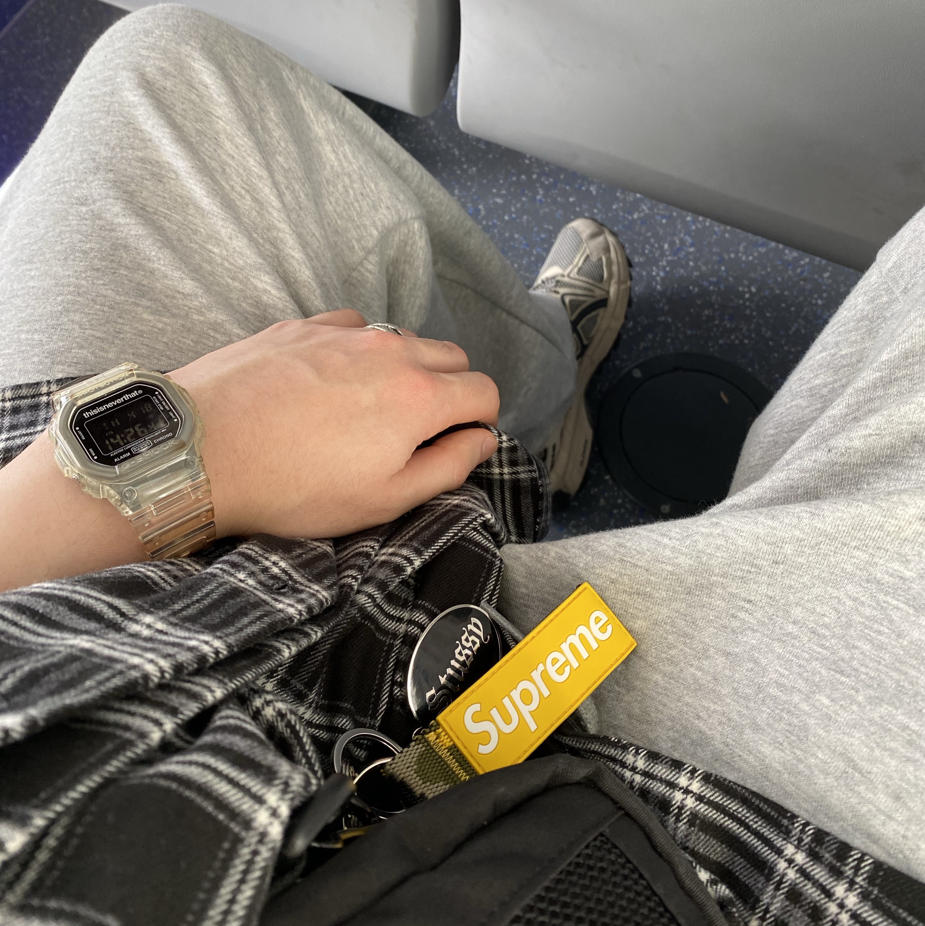 Supreme Webbing Keychain Yellow Camo - 23SS, Stussy O.E. Badge Keychain 착용 스타일 - 2