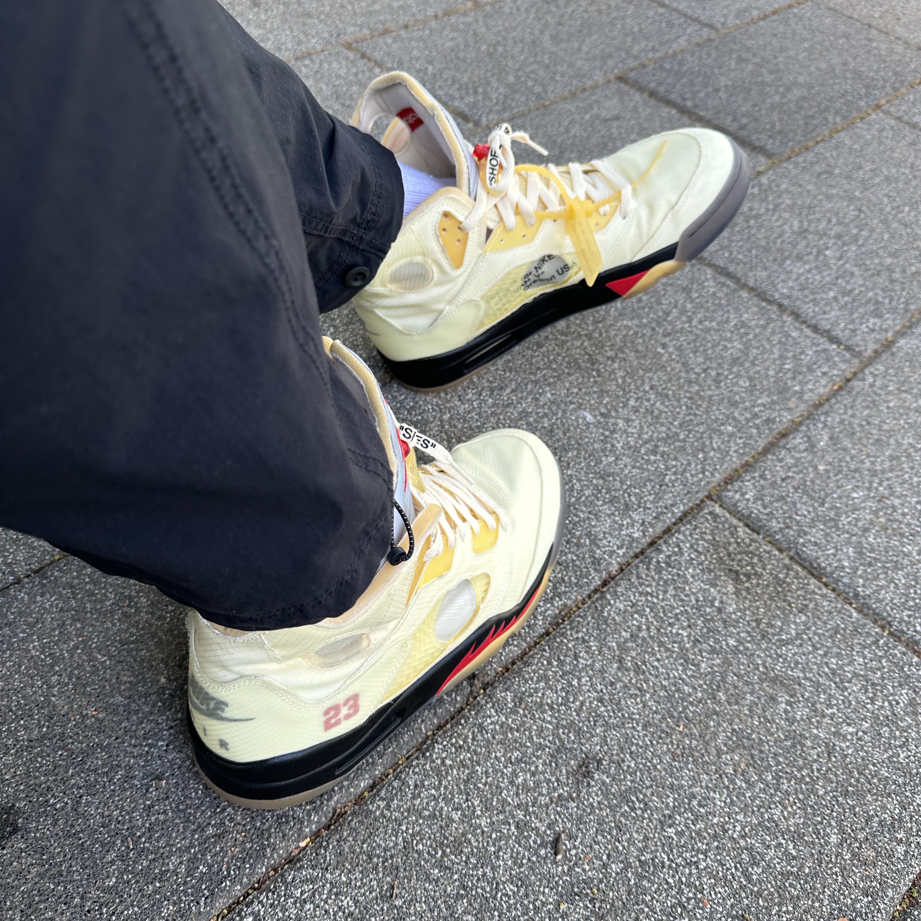 Jordan 5 x Off-White Retro SP Sail Fire Red 착용 스타일 - 3