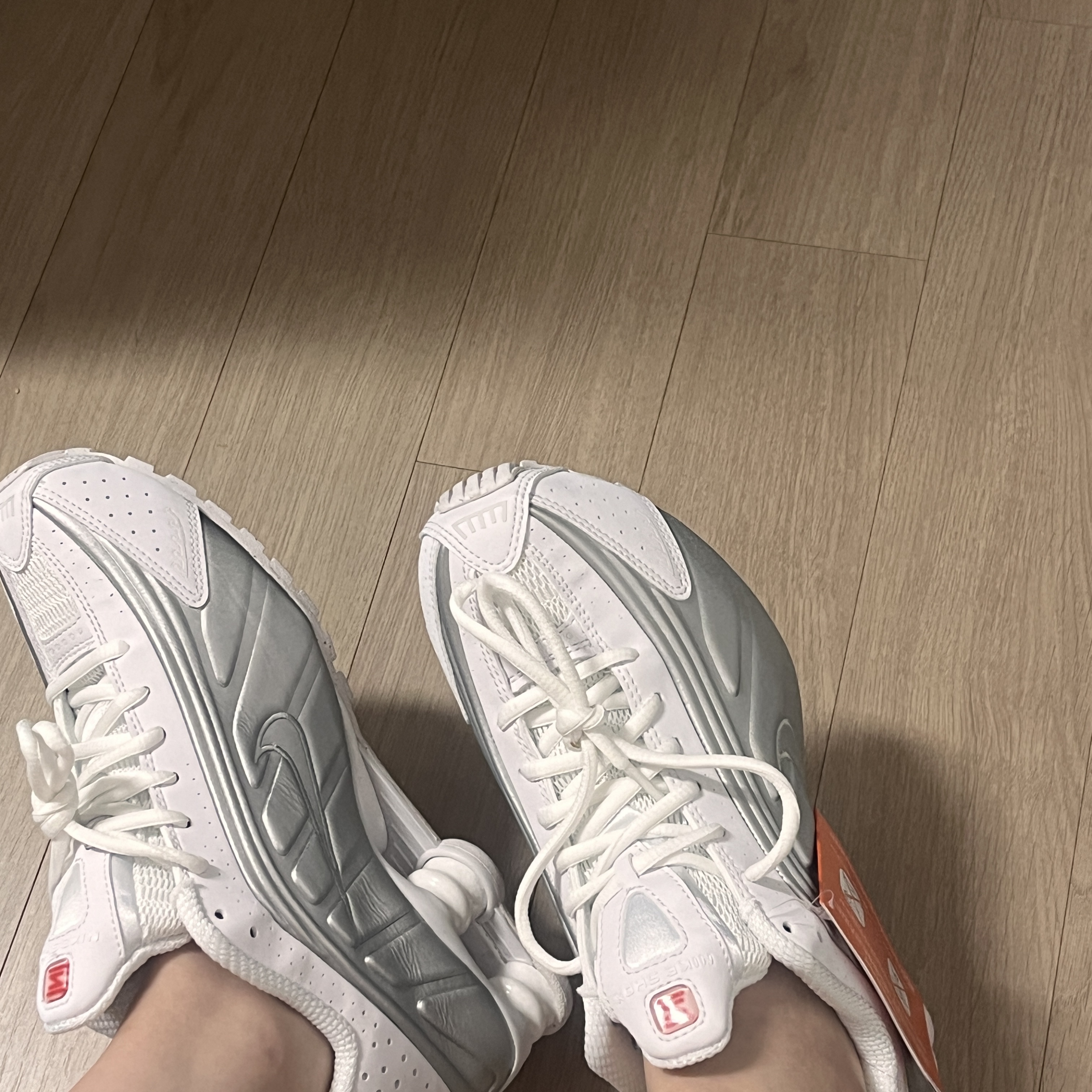 (W) Nike Shox R4 White Metallic Silver 착용 스타일 - 1