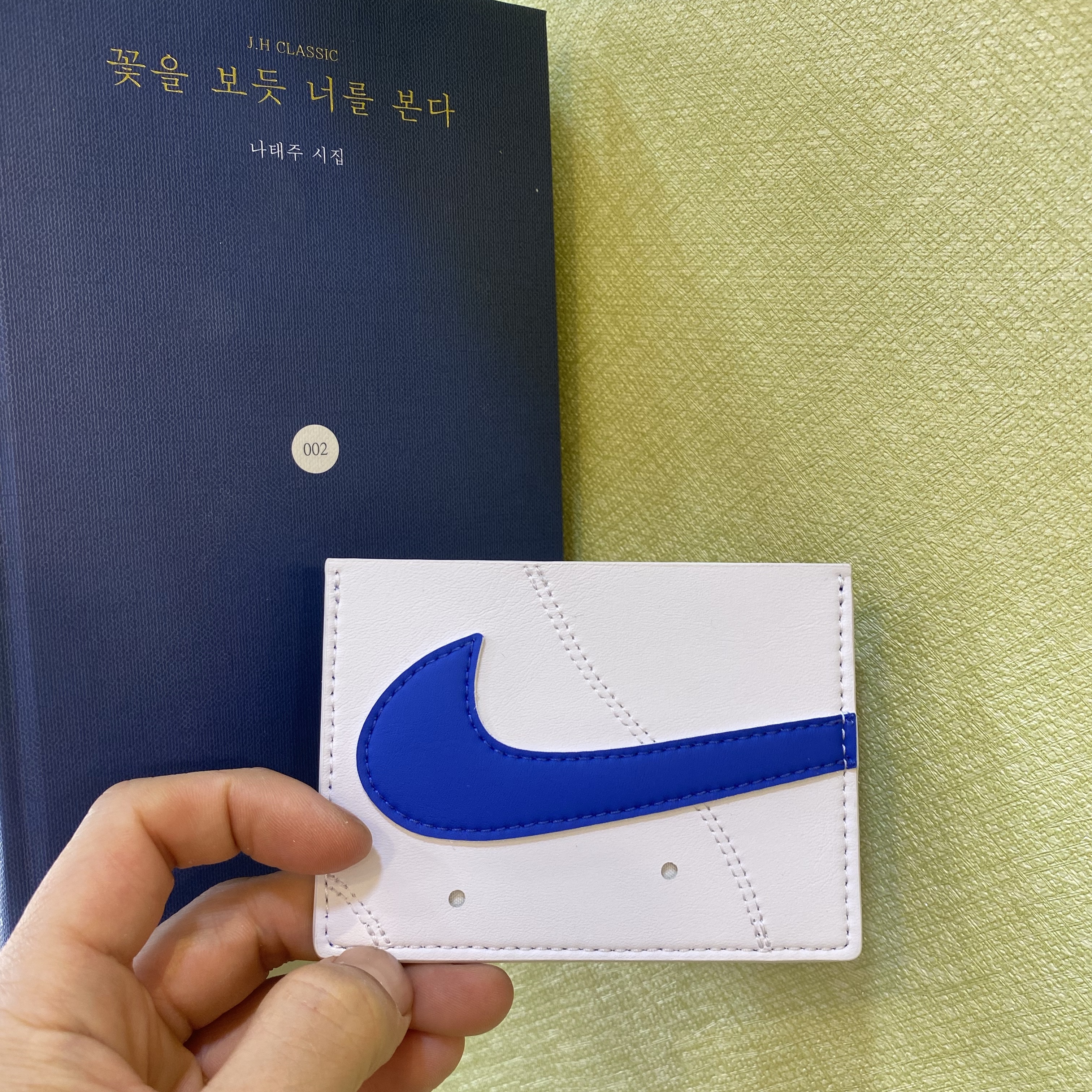 Nike Icon Air Force 1 Card Wallet White 착용 스타일