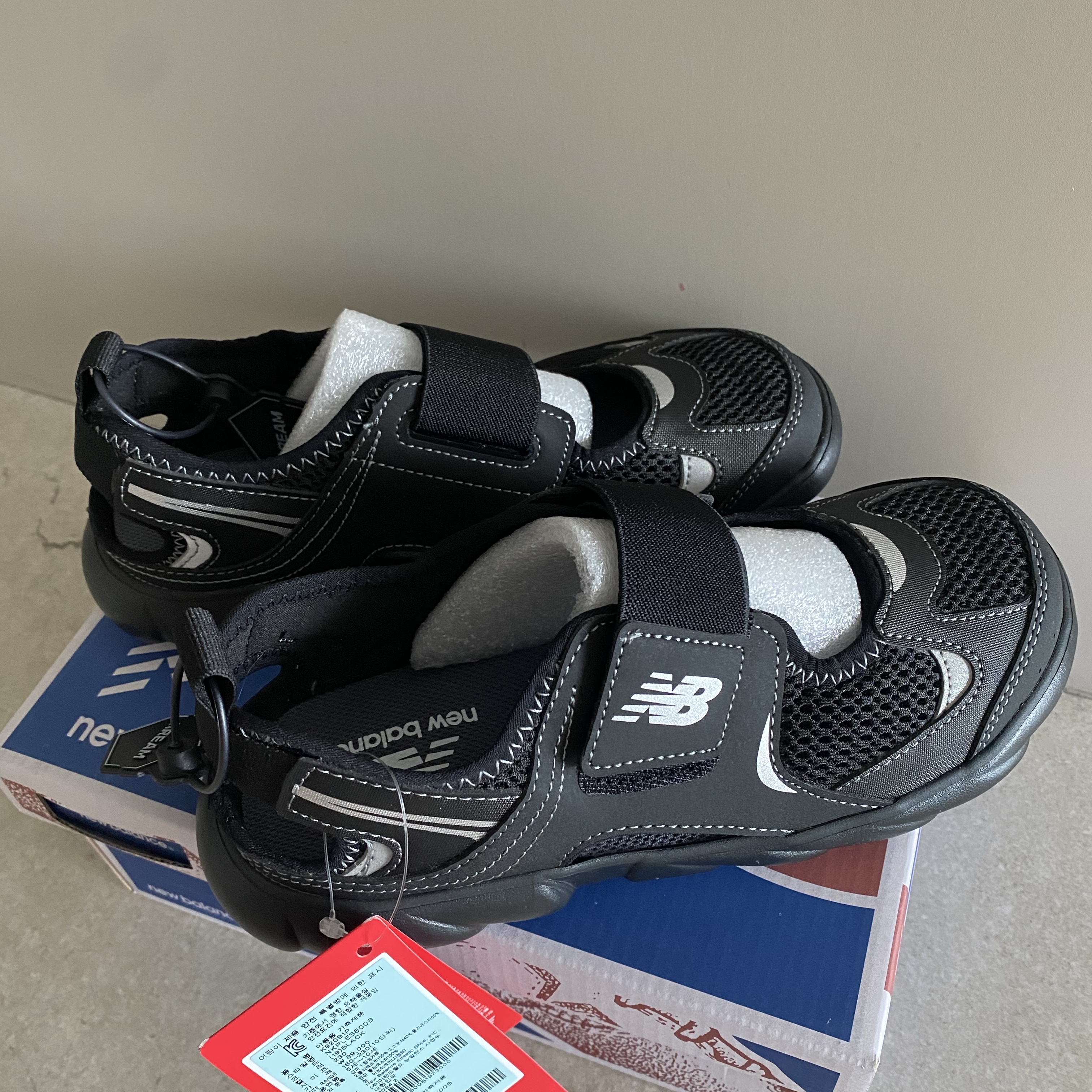 (Kids) New Balance Freedle 920 Sandal Black 착용 스타일