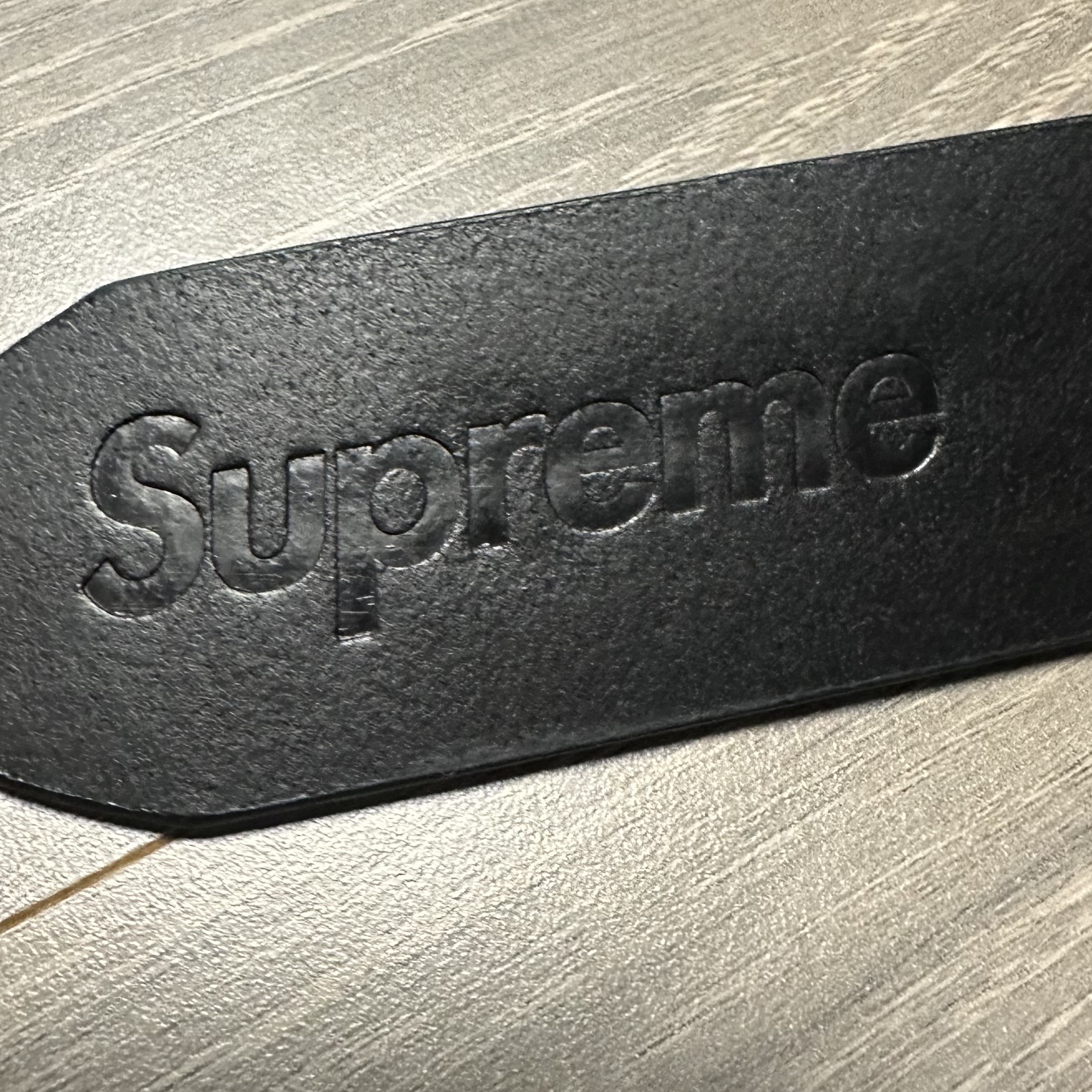 Supreme Repeat Leather Belt Black 착용 스타일 - 6