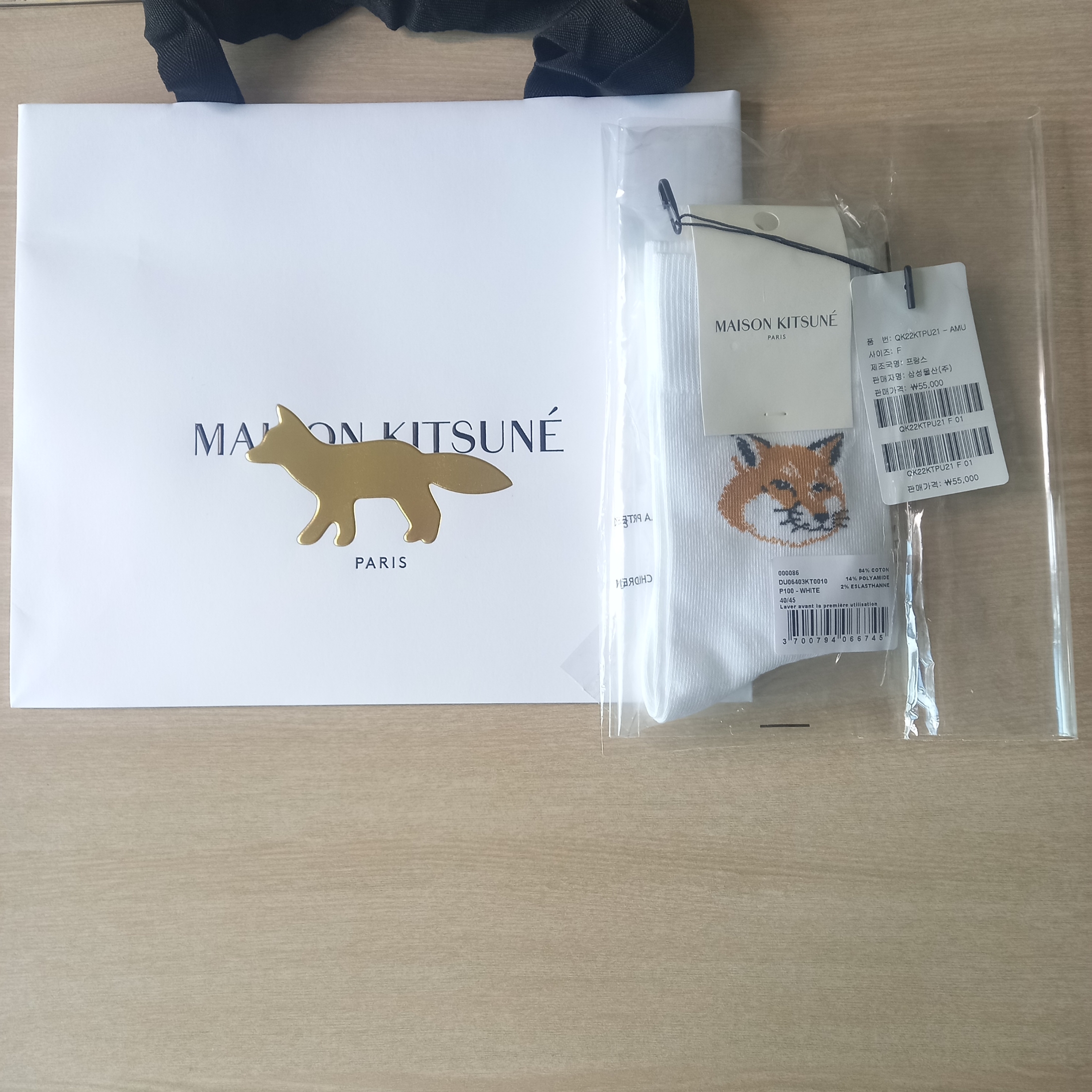 Maison Kitsune Fox Head Socks White 착용 스타일 - 1
