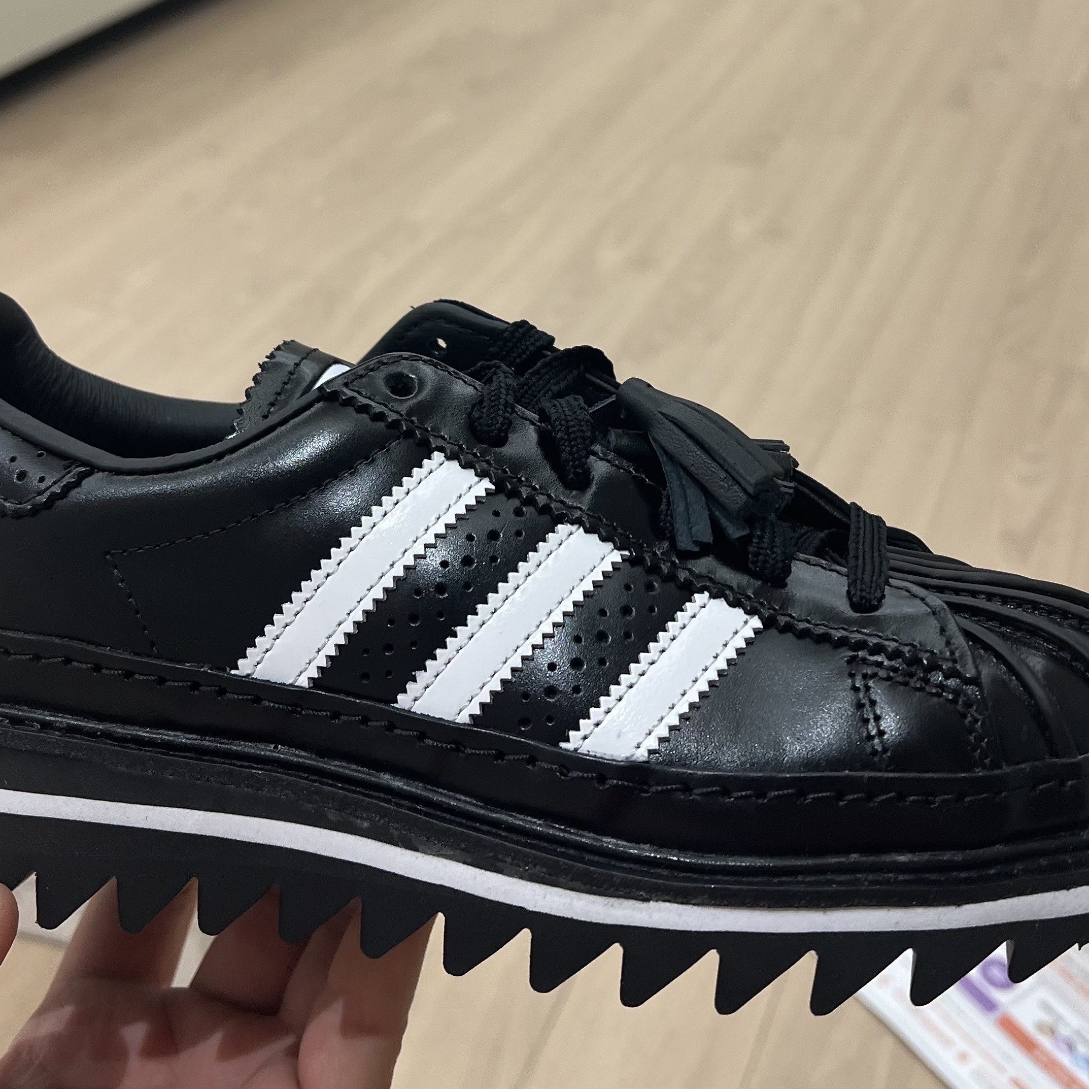 Adidas x Clot Superstar Core Black Cloud White 착용 스타일 - 2