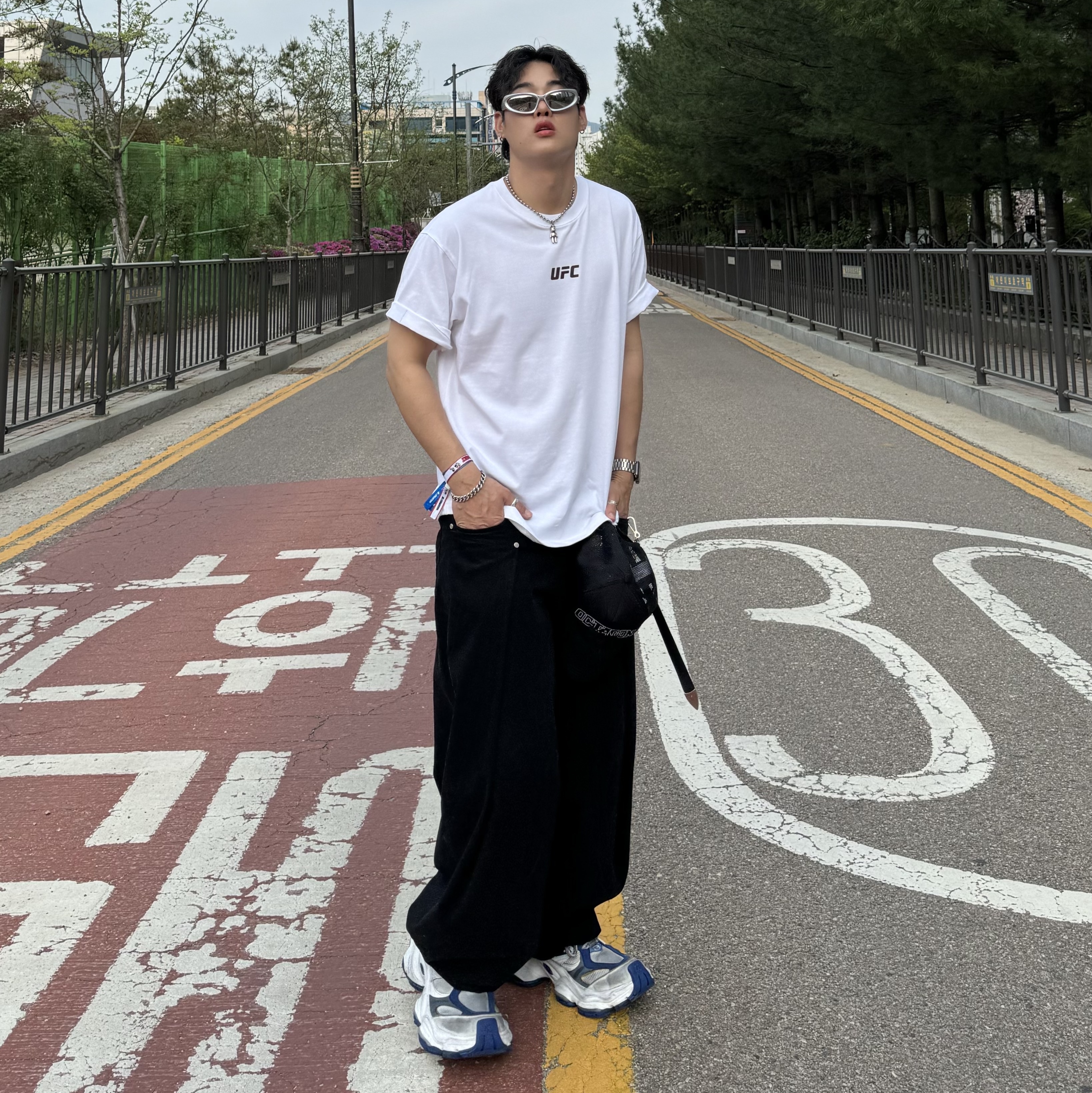 Balenciaga Cargo Sneakers Grey White Blue 착용 스타일 - 2