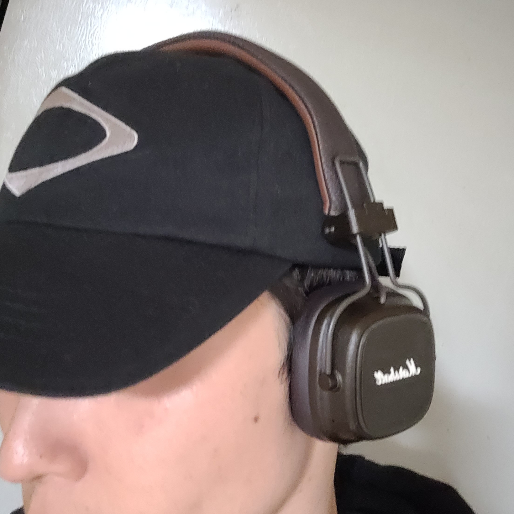 Marshall Major IV Brown (Korean Ver.) 착용 스타일