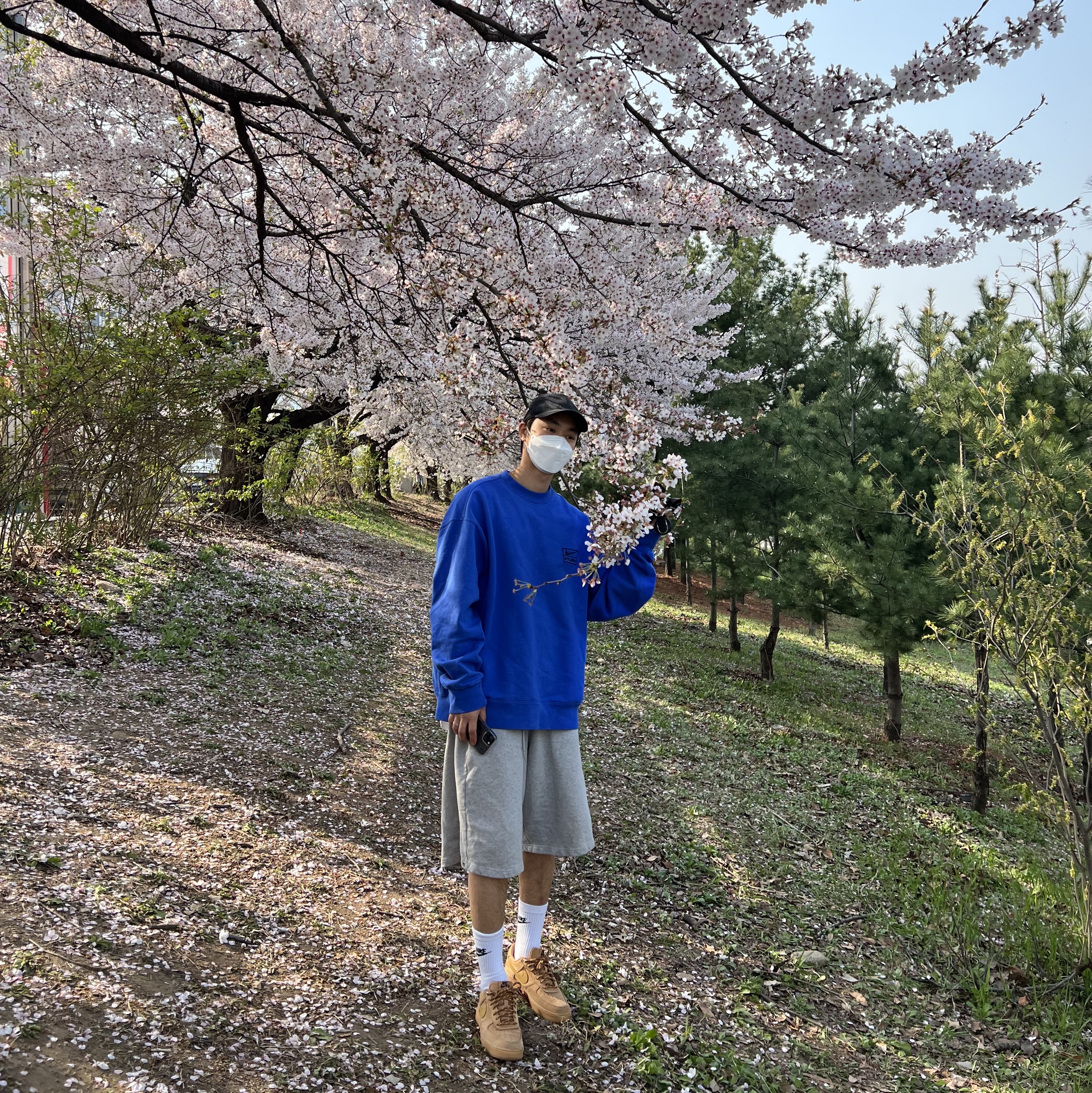 Nike x Stussy NRG Acid Washed Crewneck Game Royal (DR4024-480) 착용 스타일