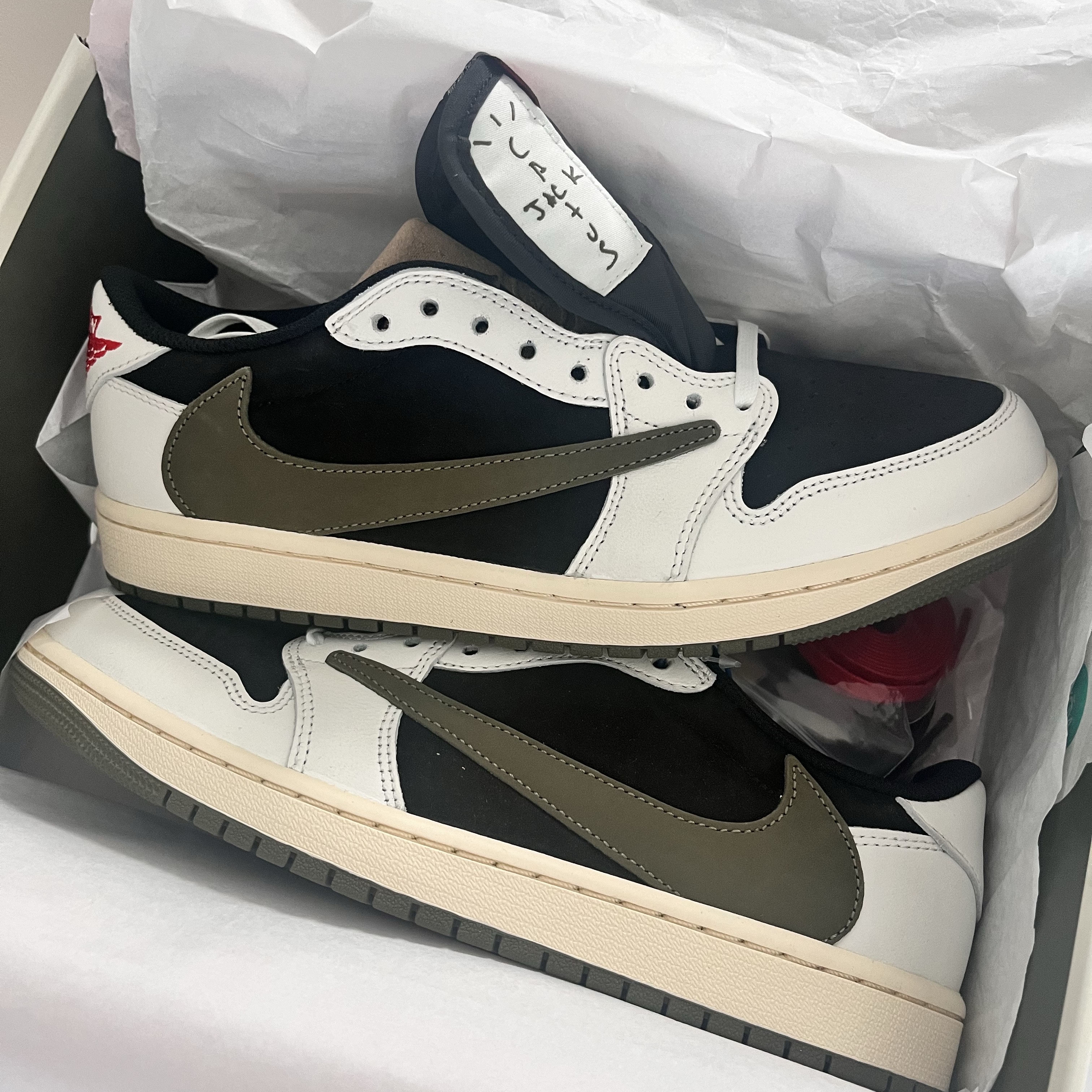 (W) Jordan 1 x Travis Scott Retro Low OG SP Medium Olive 착용 스타일 - 1