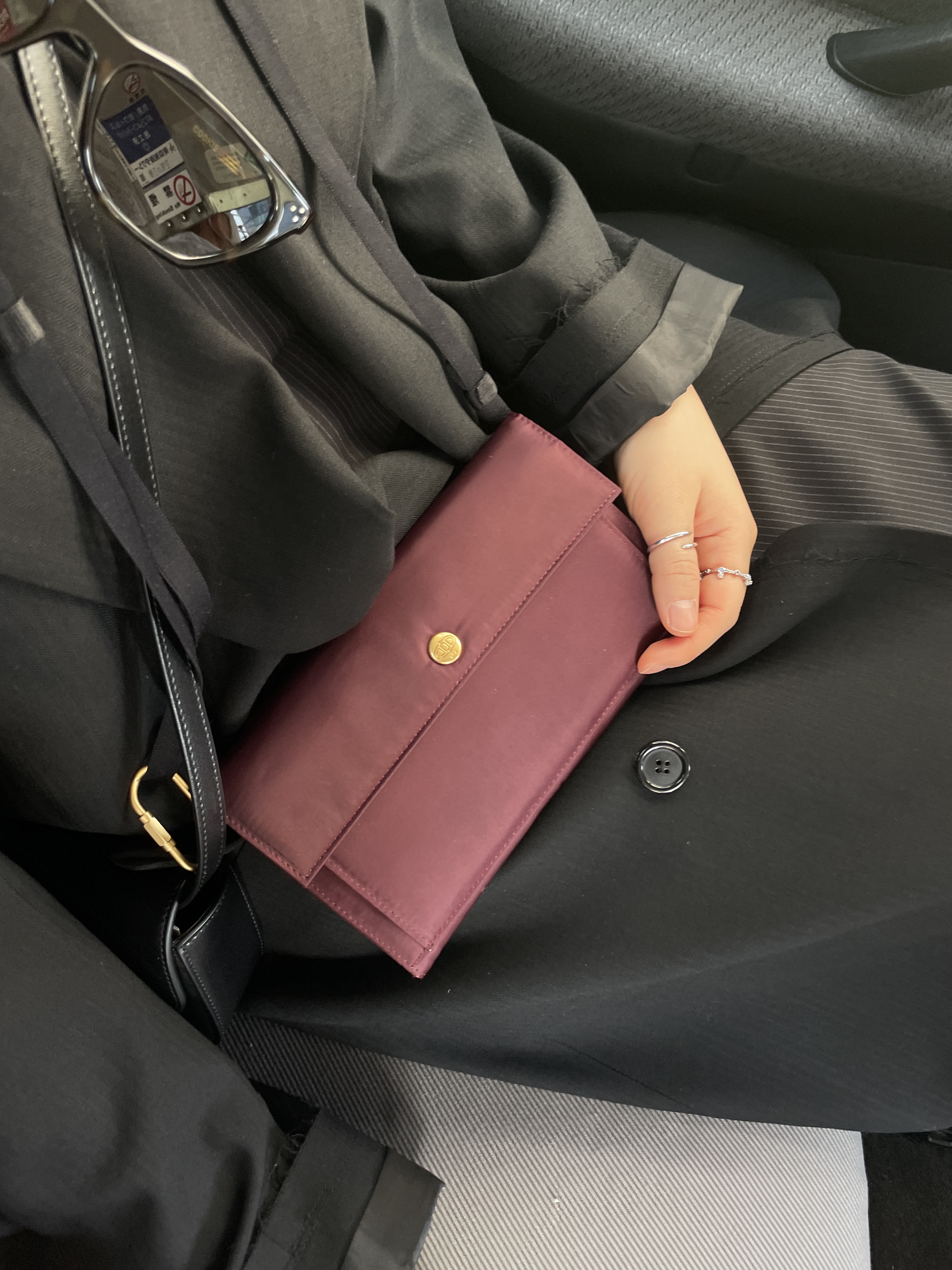 Athe Vanessabruno Jour Long Wallet Black, Athe Vanessabruno Jour Long Wallet Burgundy 착용 스타일