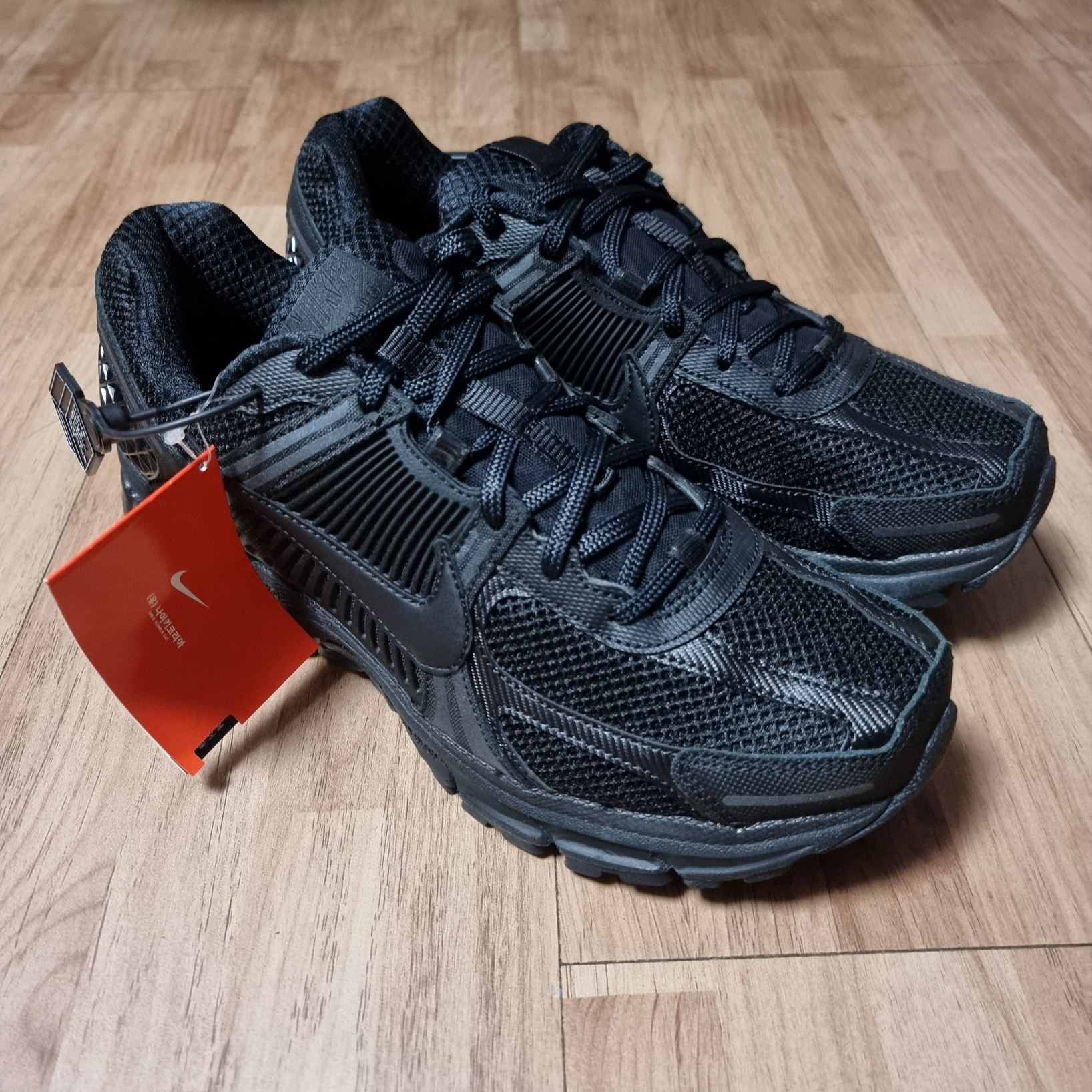 Nike Zoom Vomero 5 SP Black 착용 스타일 - 1