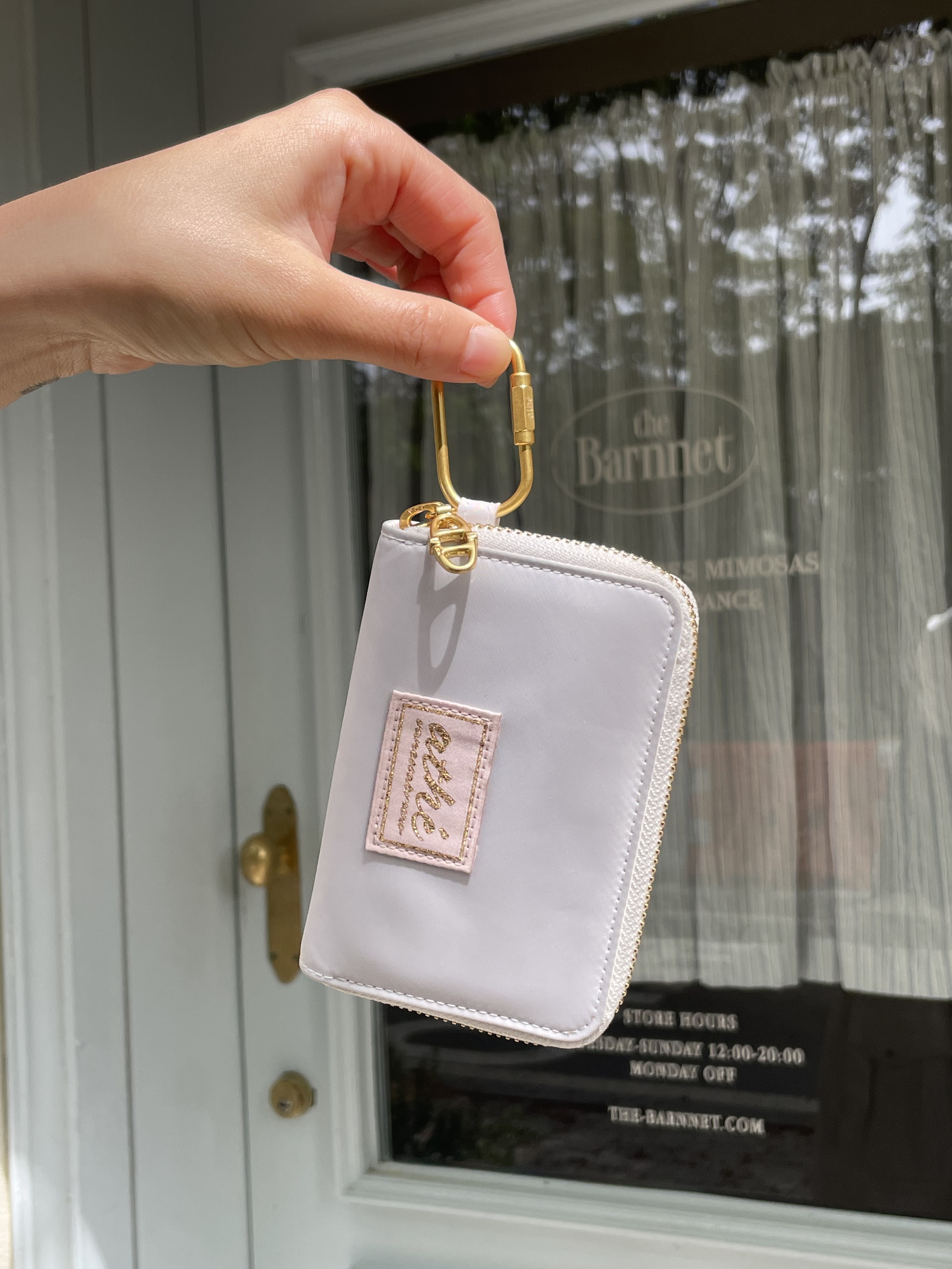 Athe Vanessabruno Jour Zipper Wallet Off White, Athe Vanessabruno Jour Zipper Wallet Black 착용 스타일