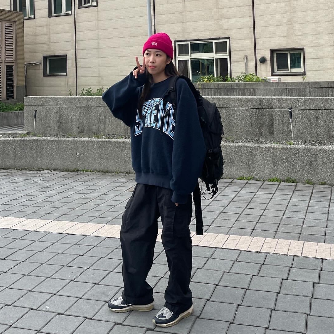 Supreme Inside Out Crewneck Navy - 23FW, Nike x Supreme Air Max 98 Obsidian 착용 스타일 - 4