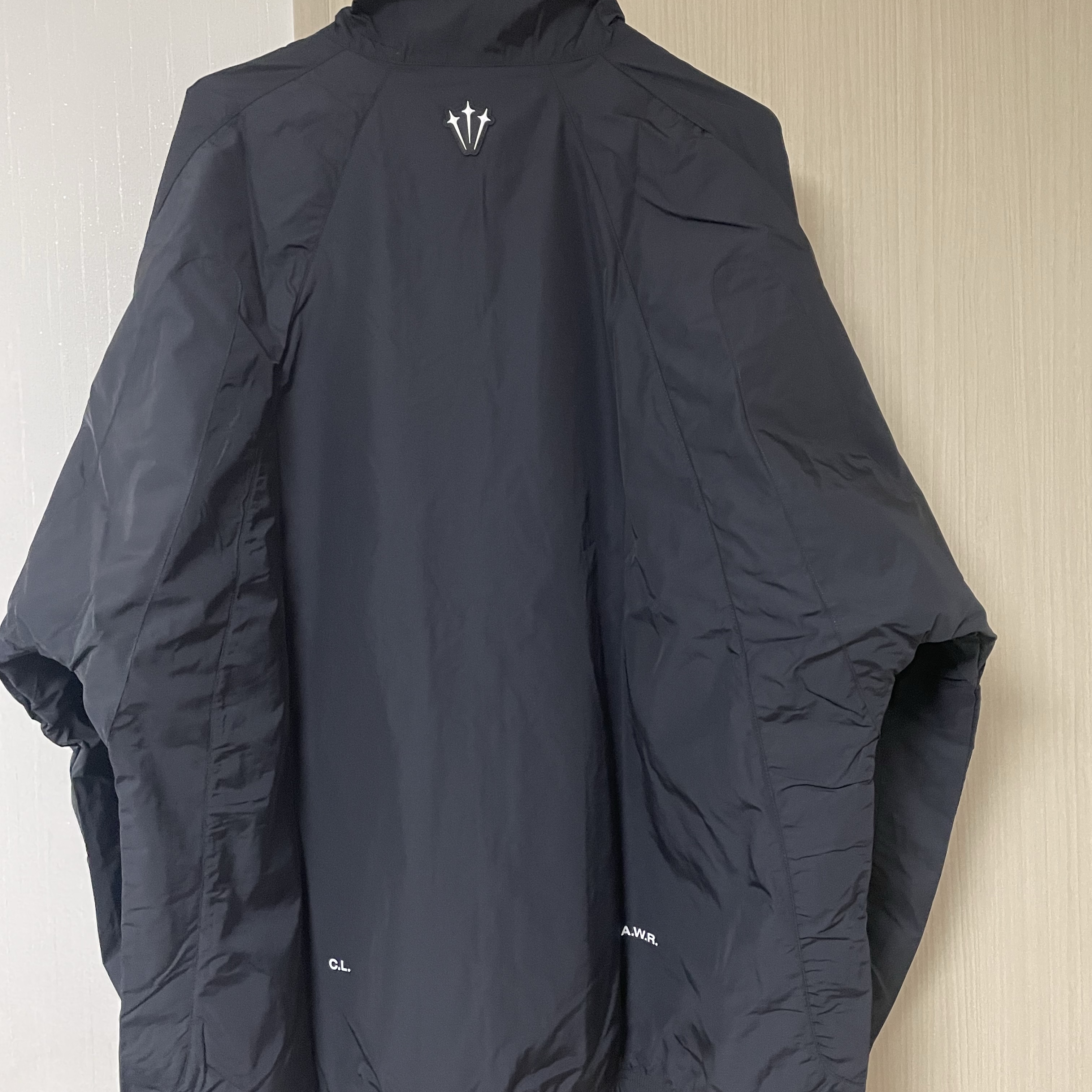 Nike x Drake Nocta Nylon Track Jacket Black (FN7666-010) 착용 스타일 - 2