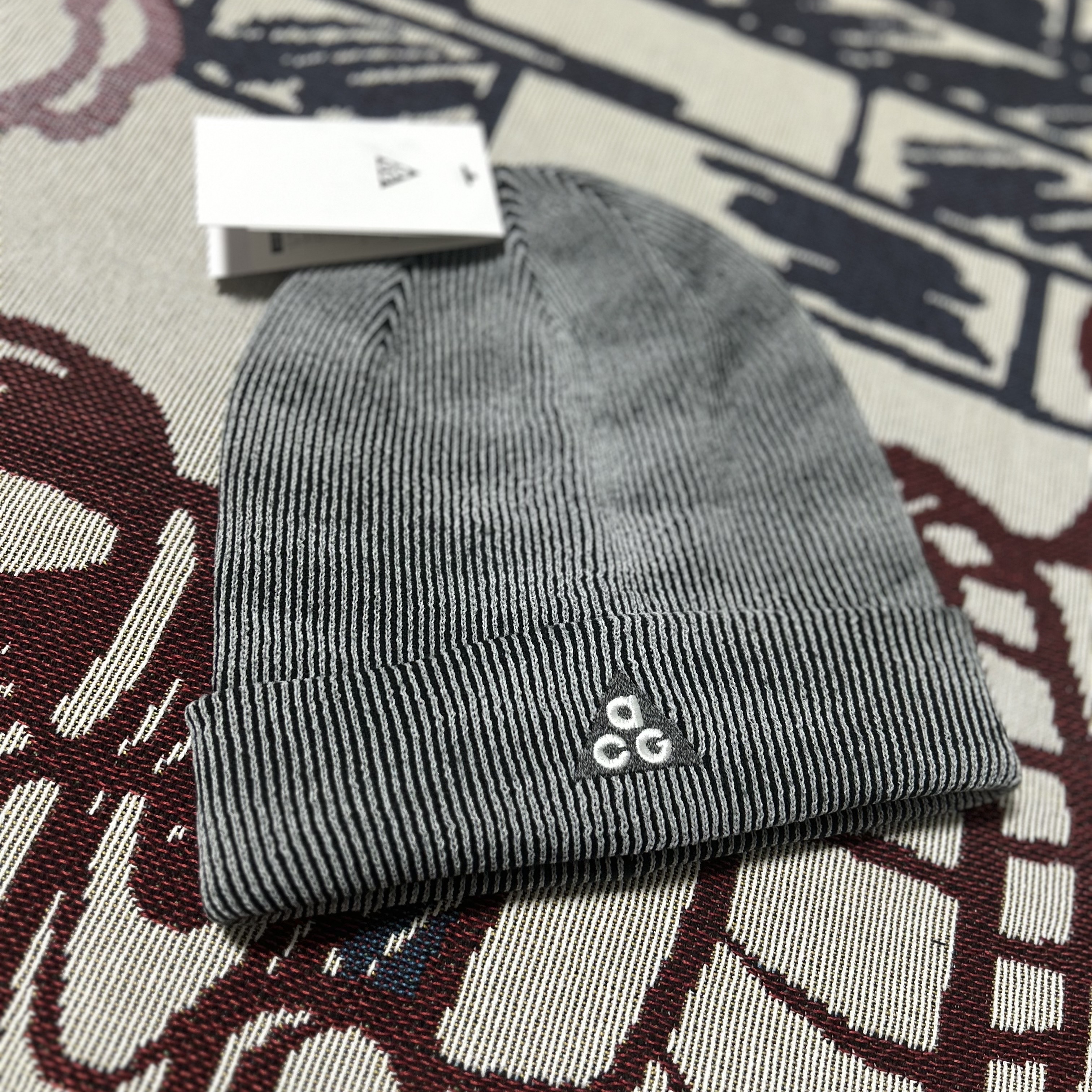 Nike ACG Beanie Black White 착용 스타일 - 1
