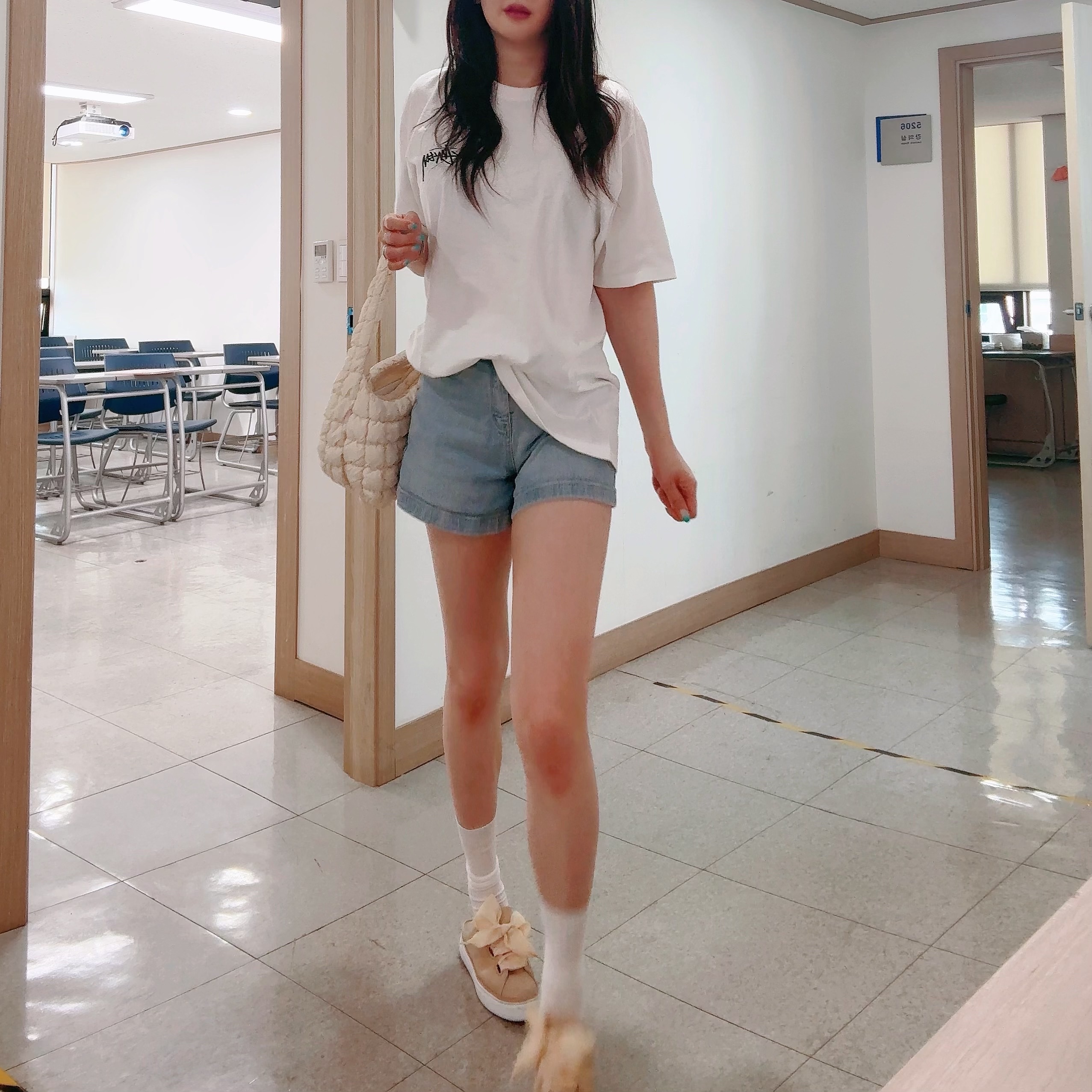 Stussy Kittens T-Shirt White, COS Quilted Mini Bag Cream 착용 스타일 - 2
