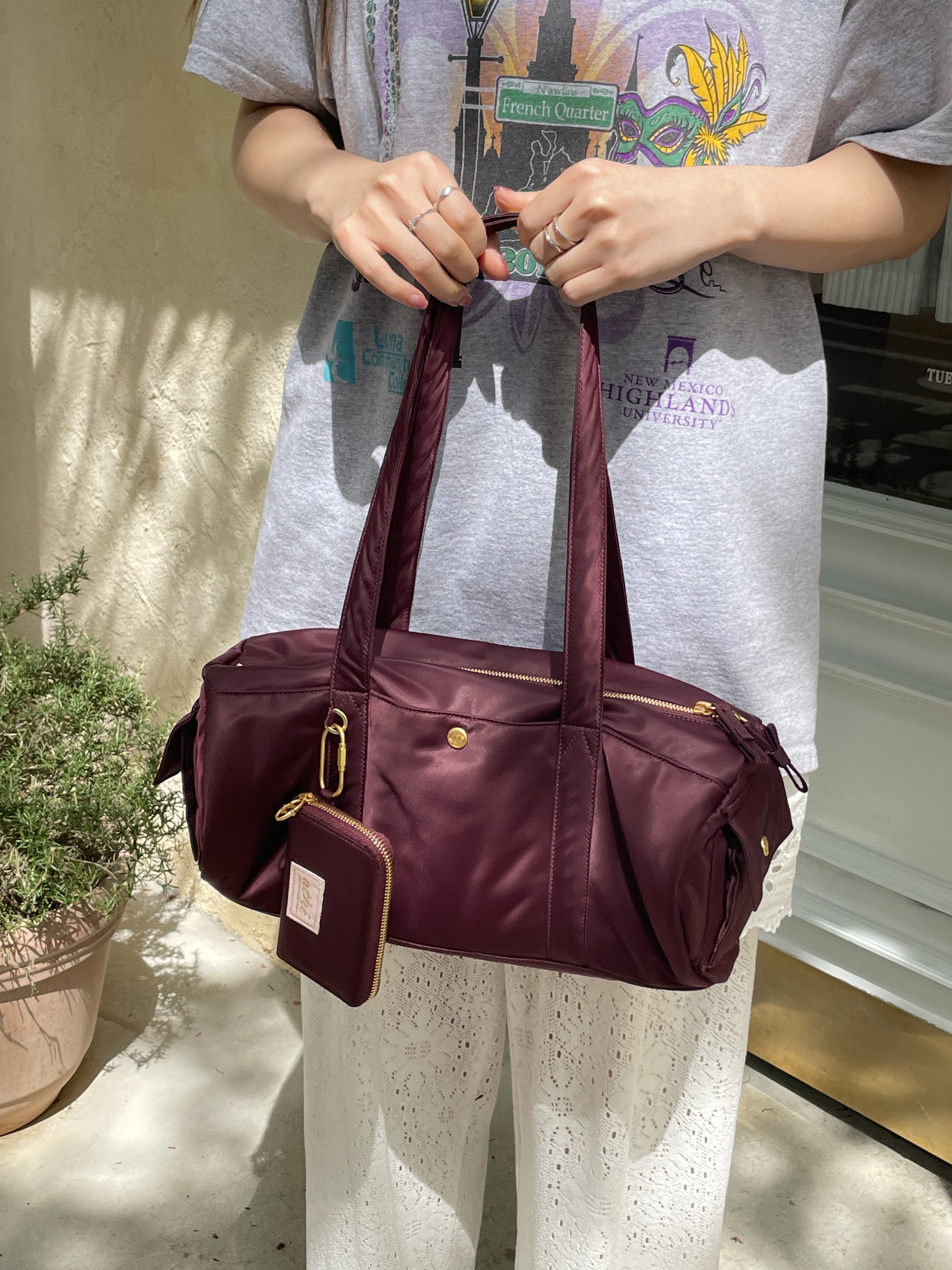 Athe Vanessabruno Jour Shoulder Bag M Burgundy, Athe Vanessabruno Jour Shoulder Bag M Black 착용 스타일