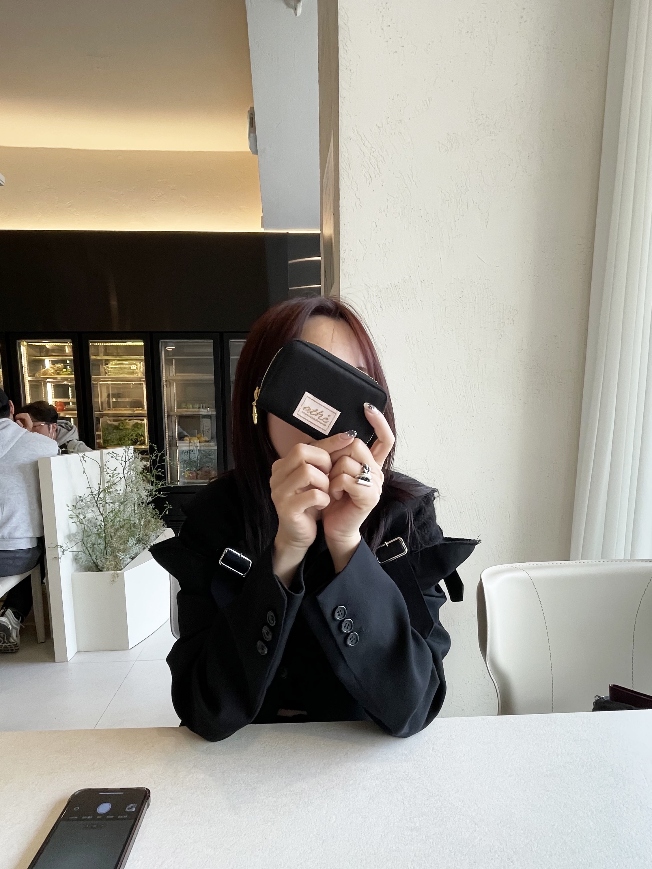 Athe Vanessabruno Jour Zipper Wallet Black, Athe Vanessabruno Jour Zipper Wallet Burgundy 착용 스타일 - 1