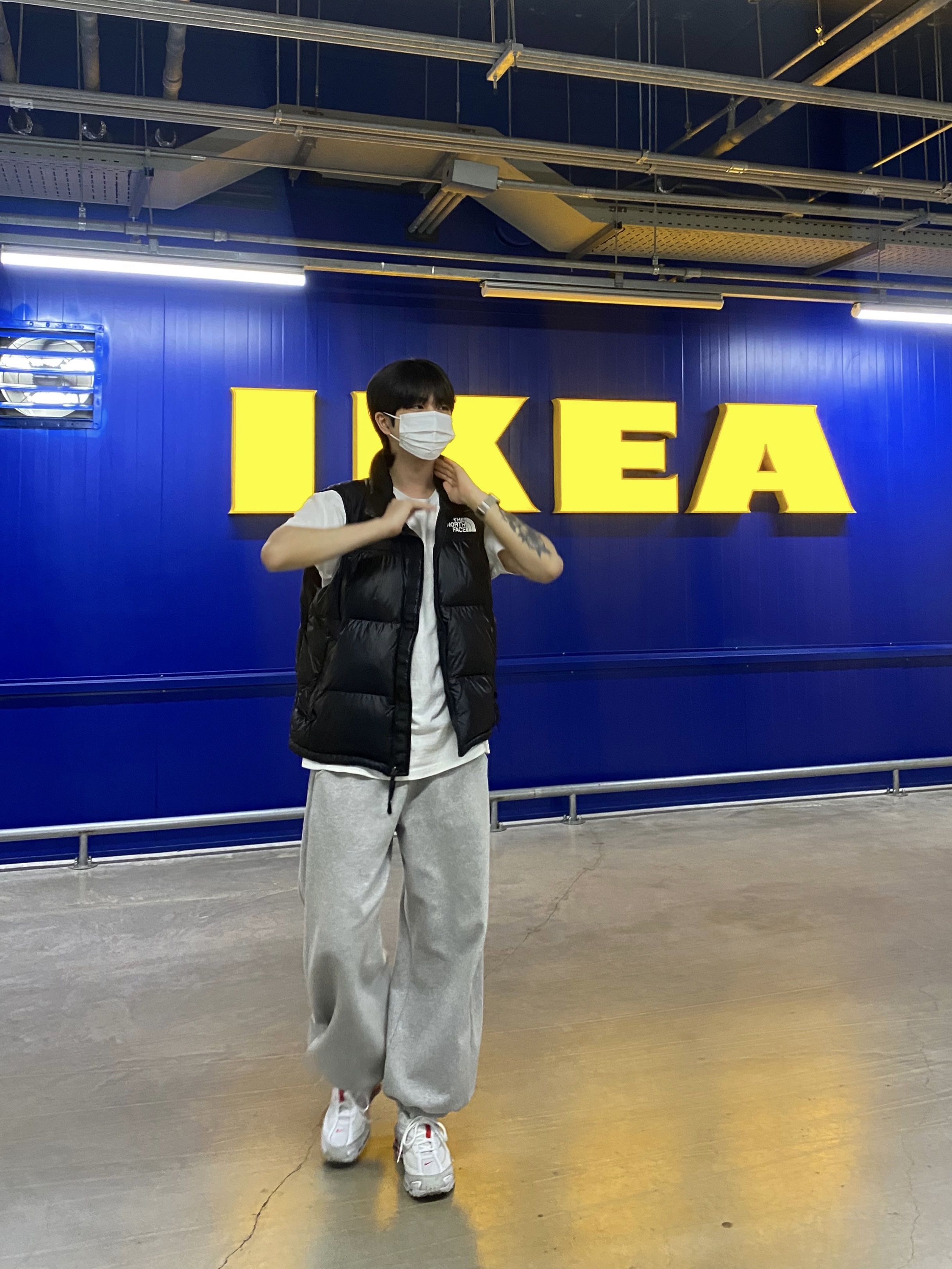 Nike x Supreme Shox Ride 2 SP White, The North Face Nuptse On Ball Vest Black 착용 스타일 - 1