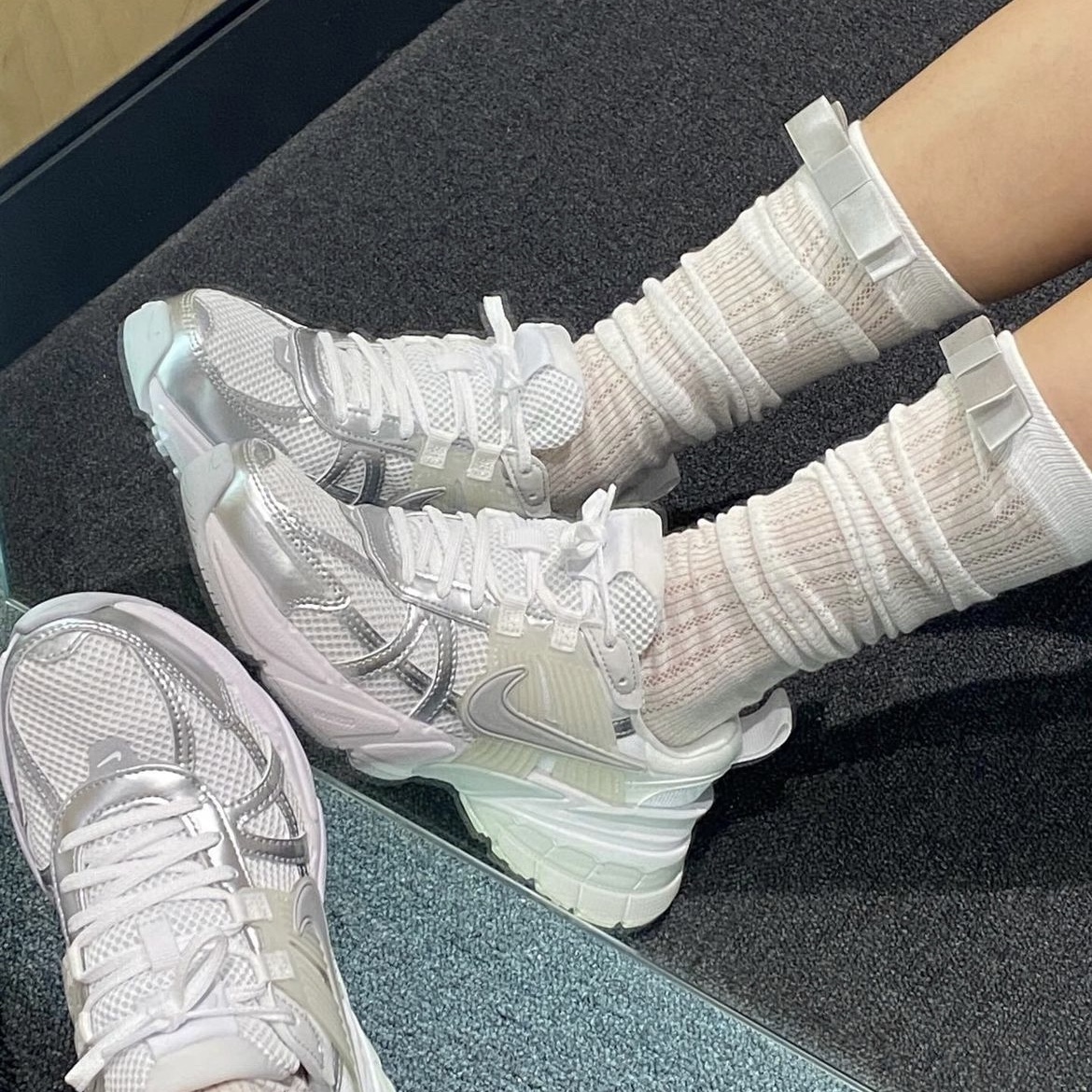 Nike V2K Run Metallic Silver White 착용 스타일 - 1