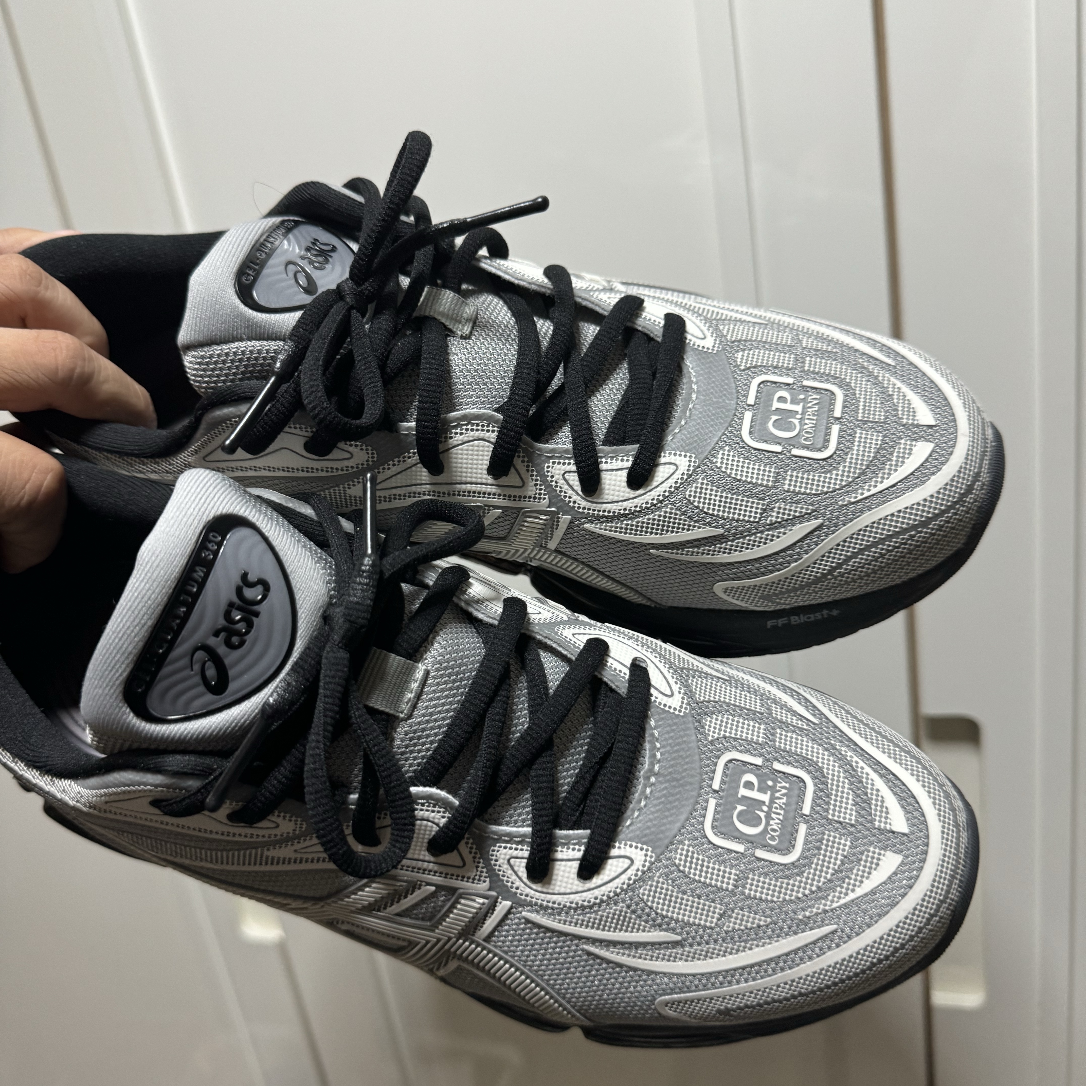 Asics x C.P. Company Gel-Quantum 360 VIII Cement Grey 착용 스타일 - 2