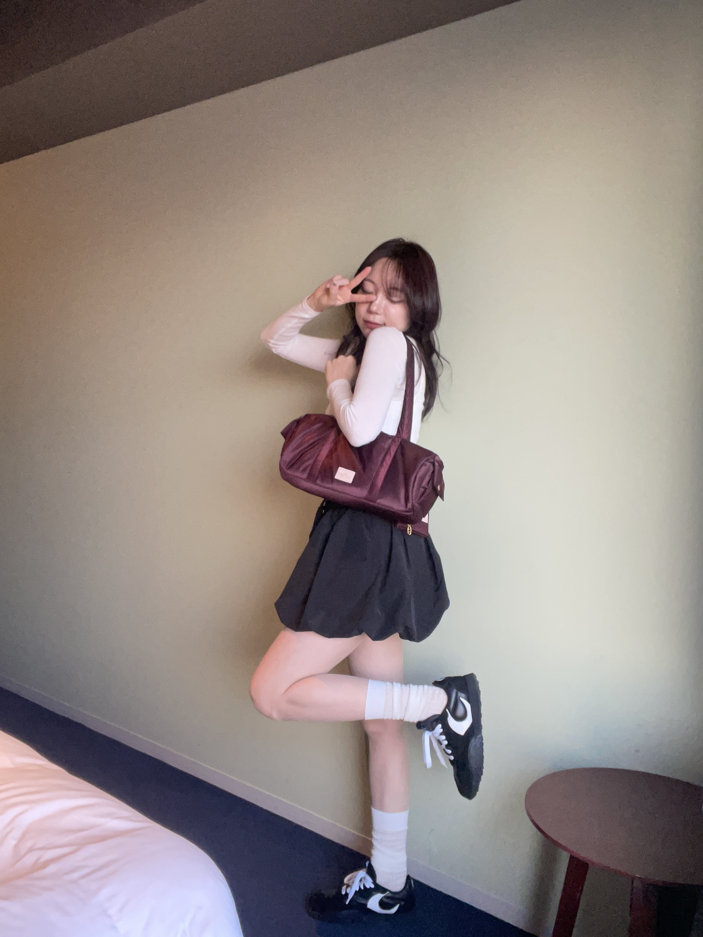 Athe Vanessabruno Jour Shoulder Bag M Burgundy, Athe Vanessabruno Jour Shoulder Bag M Black 착용 스타일