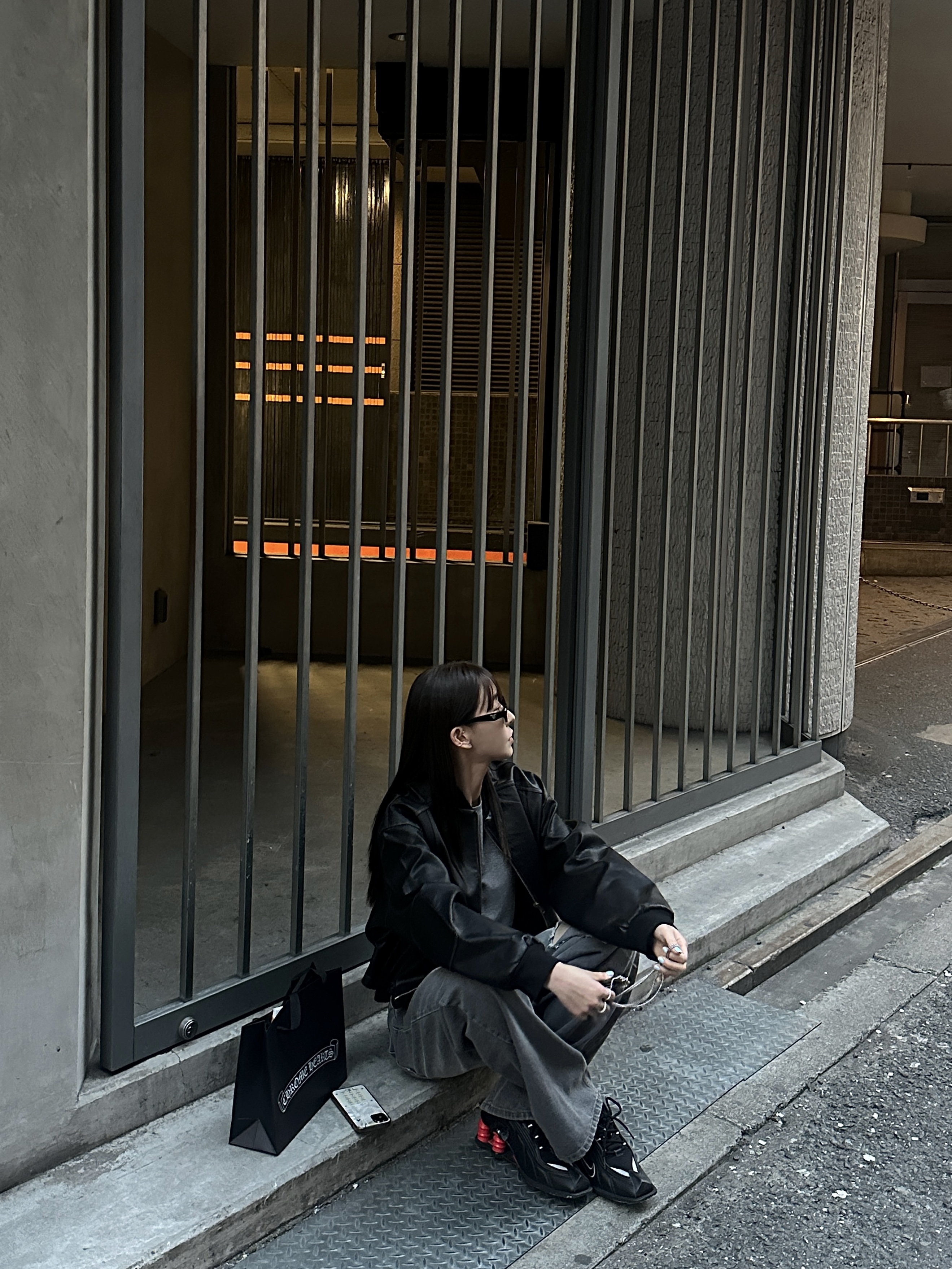 Prada Symbole Sunglasses Slate Gray Lenses Alternative fit, Nike x Martine Rose Shox MR4 Black 착용 스타일 - 2