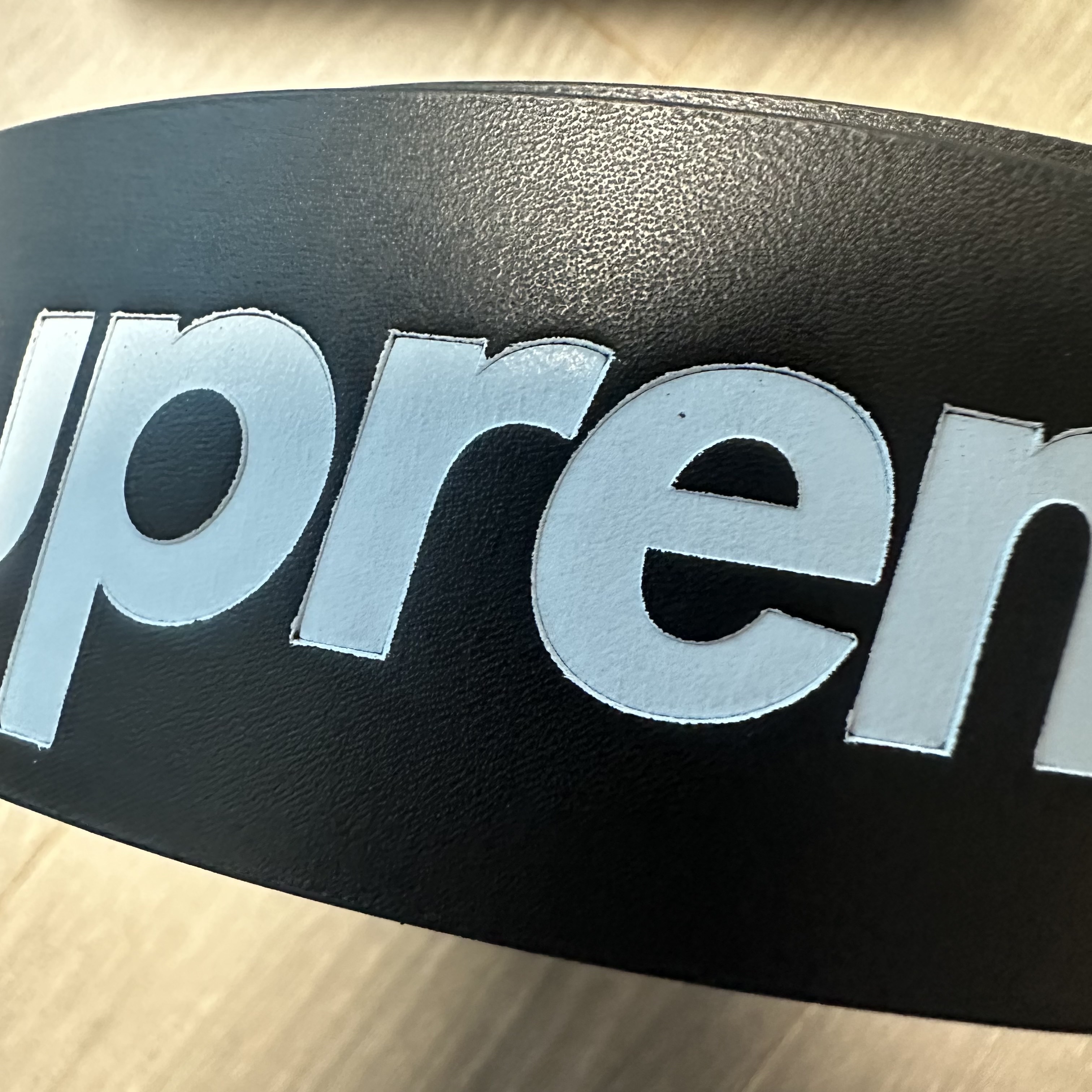 Supreme Repeat Leather Belt Black 착용 스타일 - 3