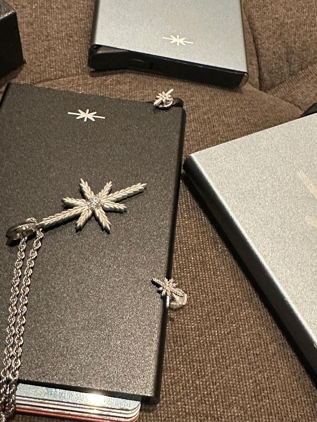 [KREAM 단독 / 프리오더] KID MIILI x DAVID AVLN Glacier Diamond Pendant 착용 스타일